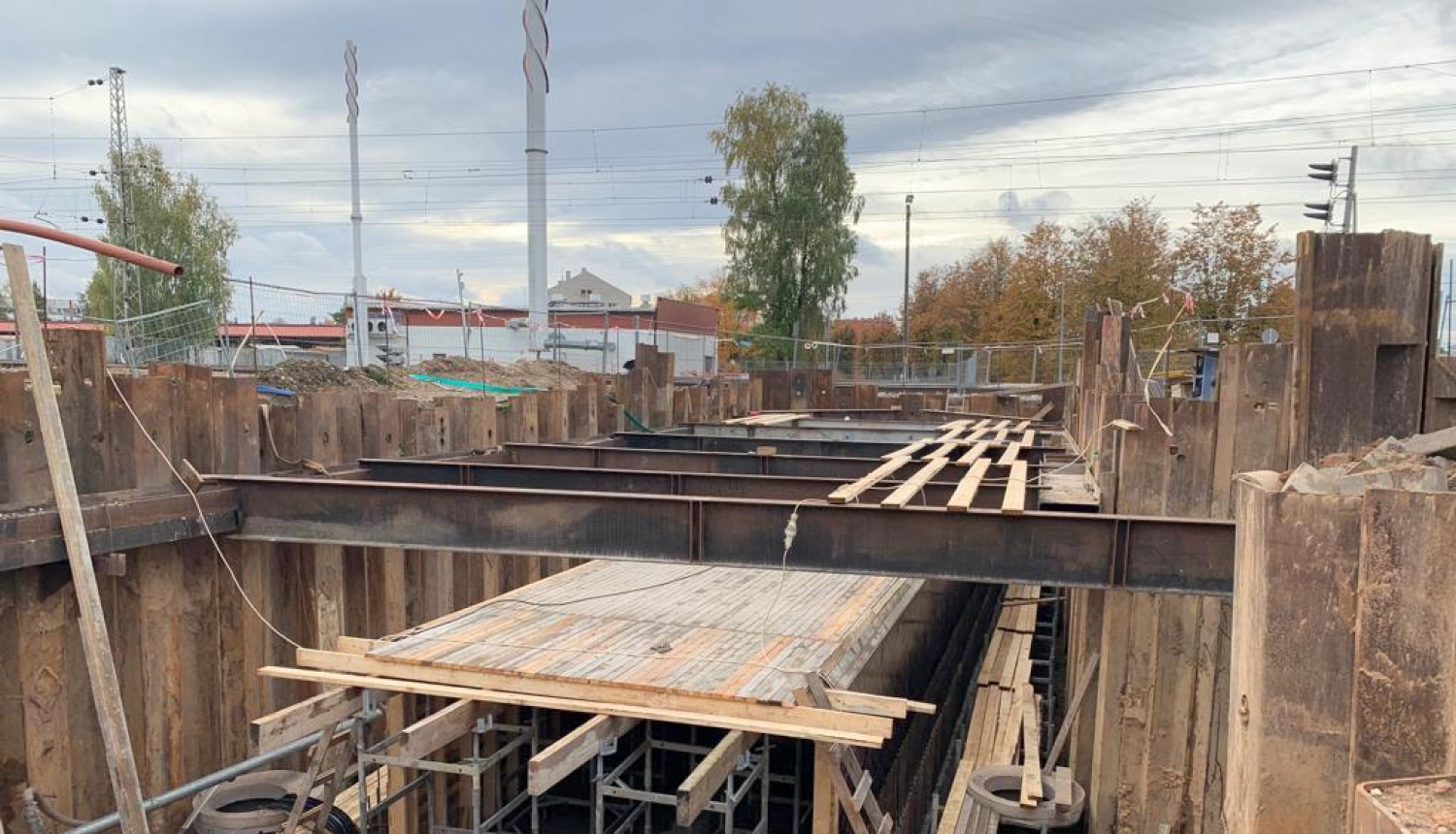 Gājēju tuneļa būvniecība zem dzelzceļa norit pēc grafika