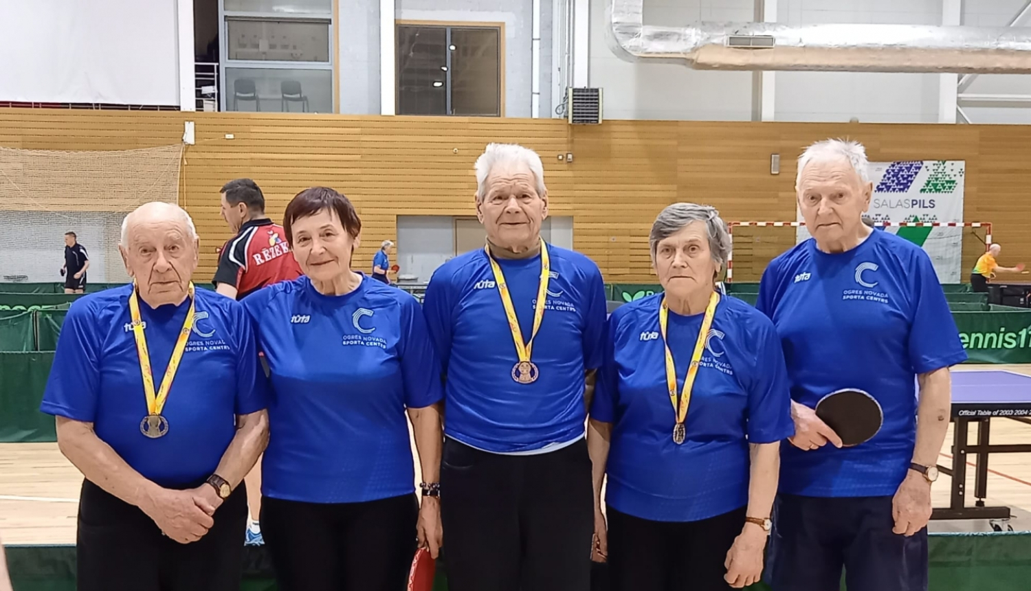 Sportisti, kas Latvijas Sporta Veterānu Savienības 60. sporta spēlēs galda tenisā pārstāvēja Ogres novadu.
