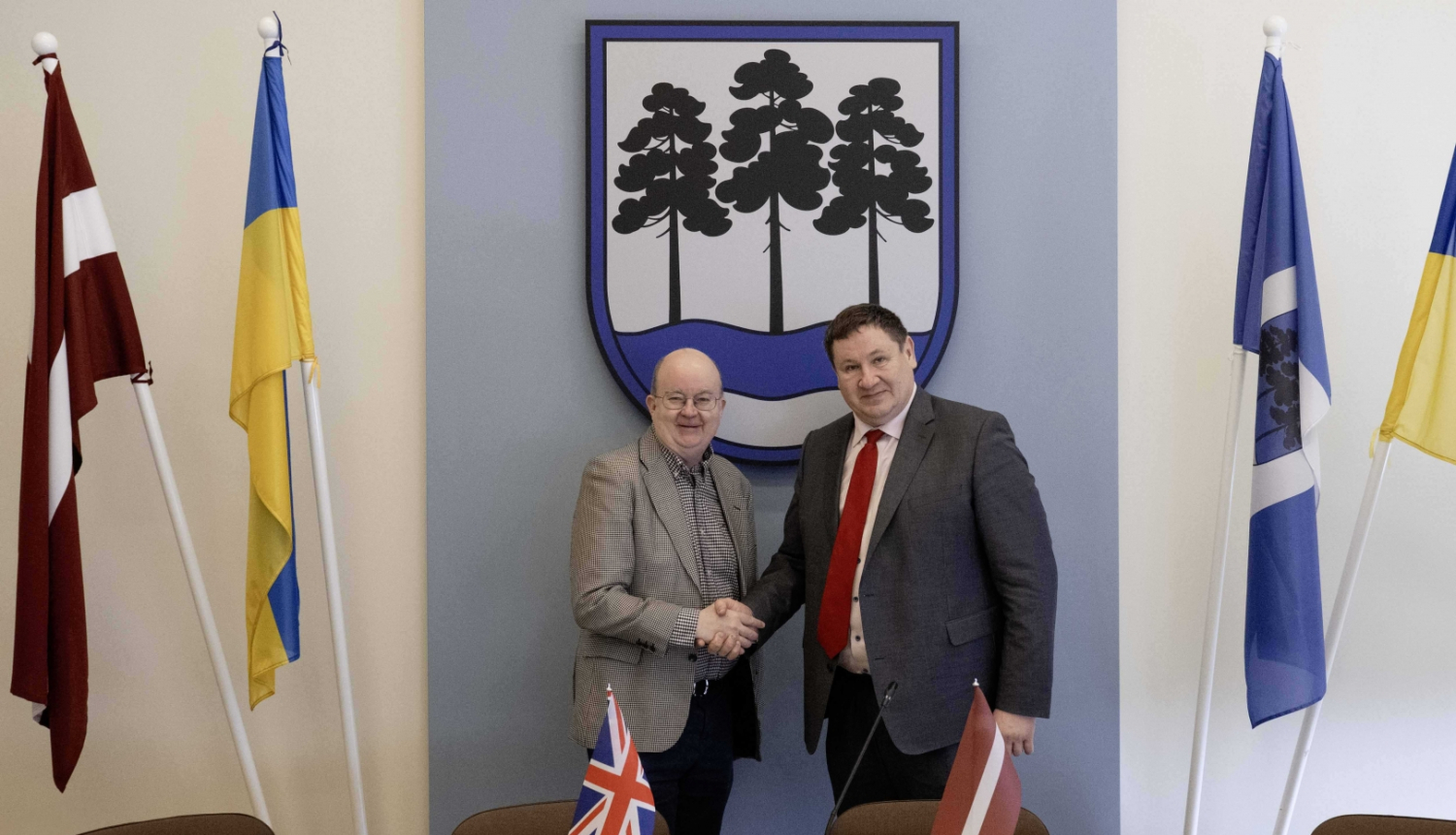 Sarokojas Lielbritānijas vēstnieks un Egils Helmanis