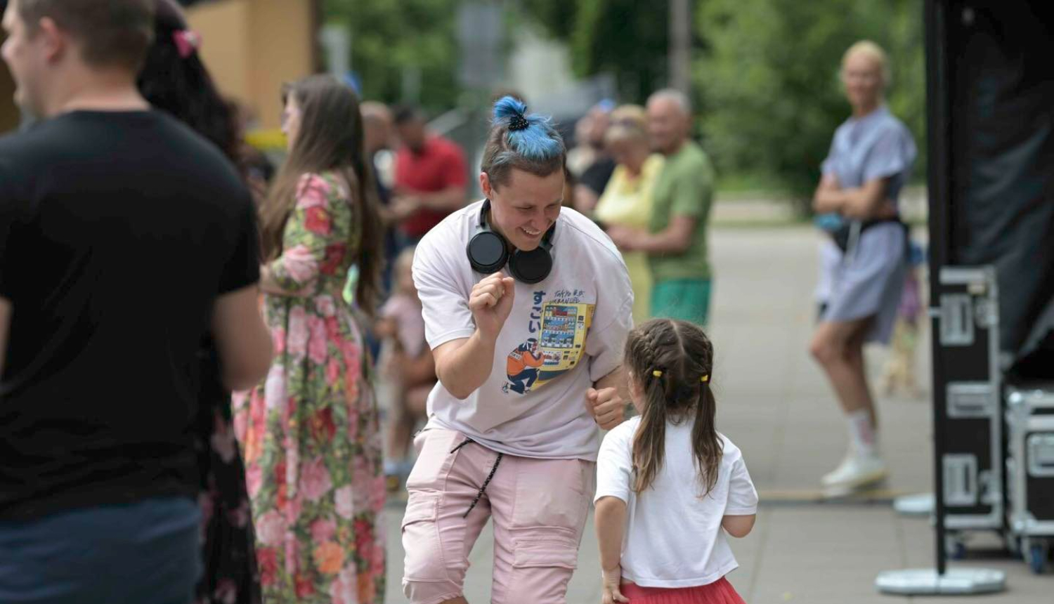 Pieaugušais un bērns sarokojas Ģimenes diena Ogrē 2024