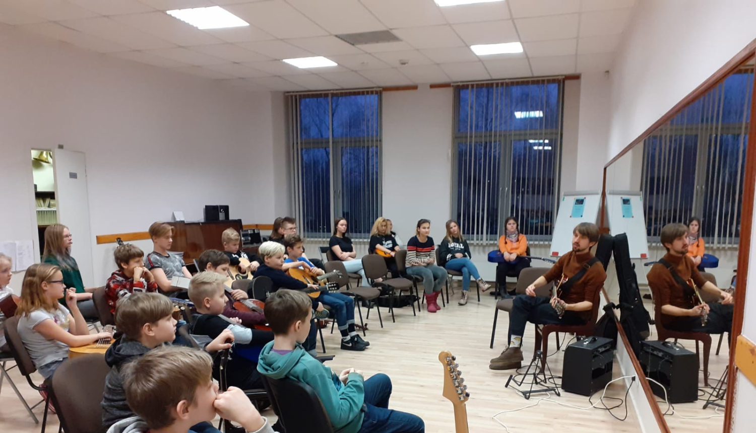 Ģitārspēles meistarklase ar Matīsu Čudaru iedvesmo jaunos ģitāristus