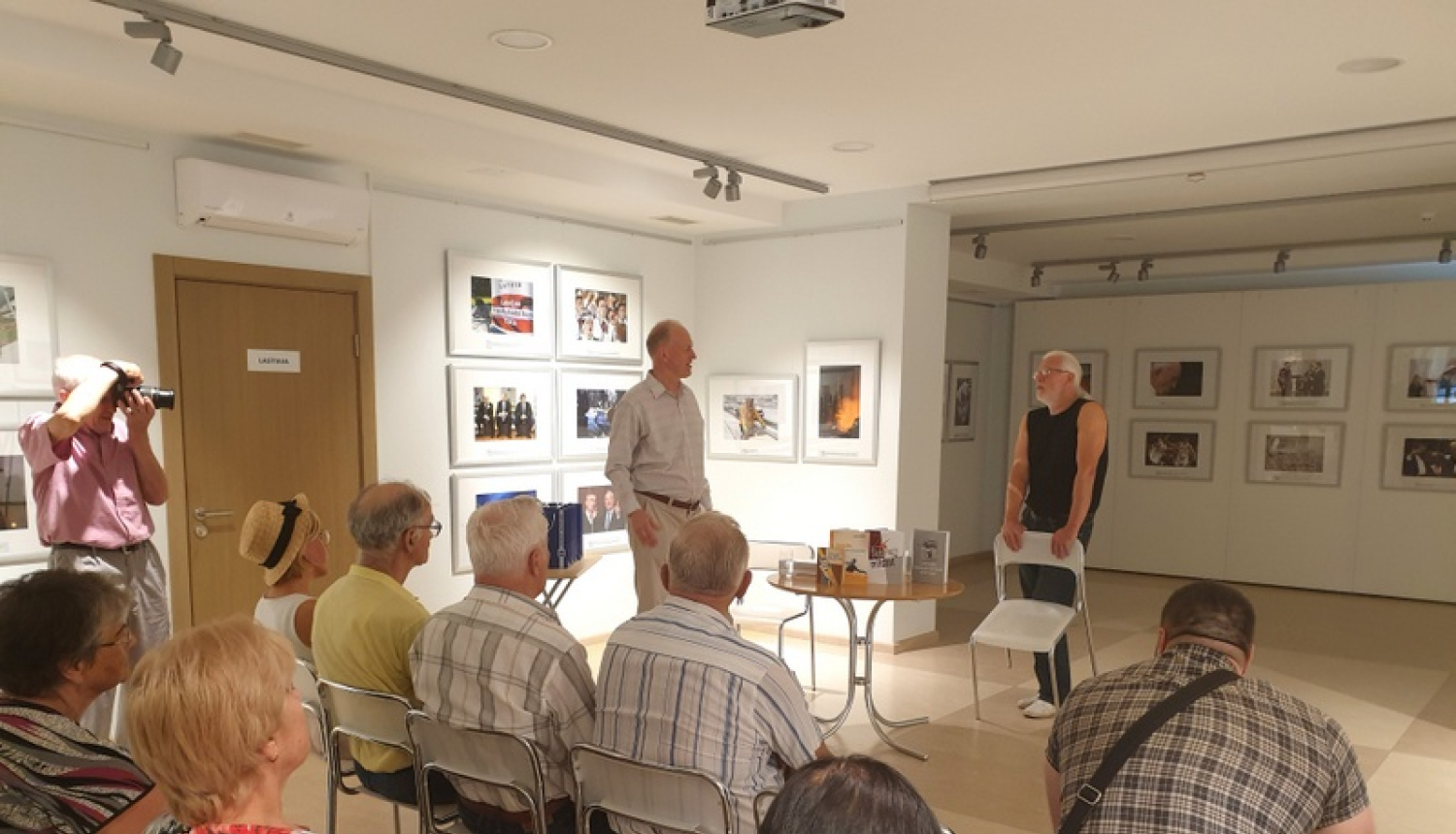 Prezentē grāmatu par šķēpmetēju Jāni Lūsi