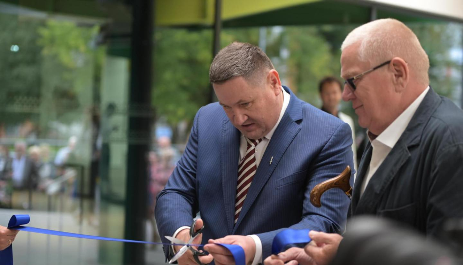 Egils Helmanis un Indulis Trapiņš pārgriež lentu 23.08.2024.