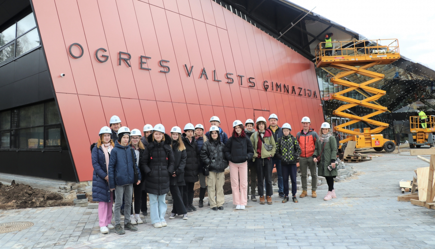 Ēnu dienā skolēni iepazīst darbu Ogres novada pašvaldībā