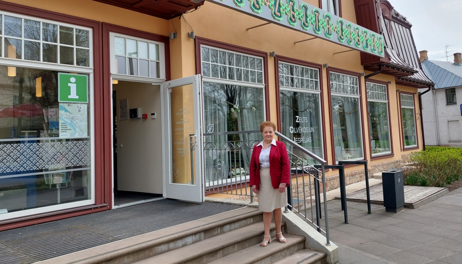 Ināra Klintsone Pie zelta liepas