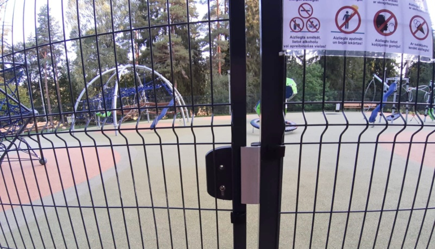 Izdemolēts rotaļu laukums Čakstes prospektā