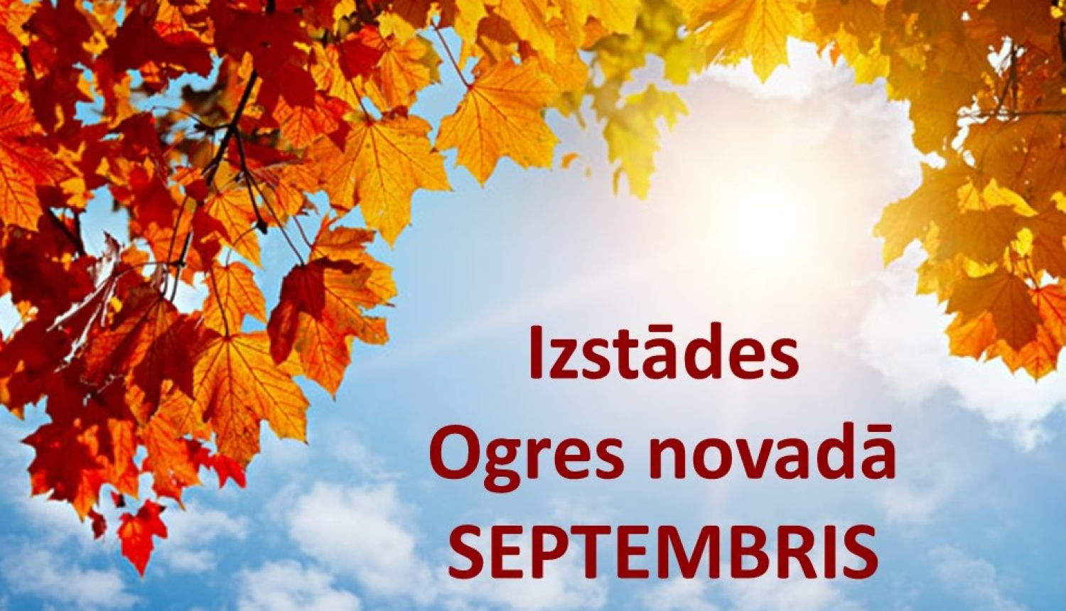 Kļavas lapas, gaiši zilas debesis