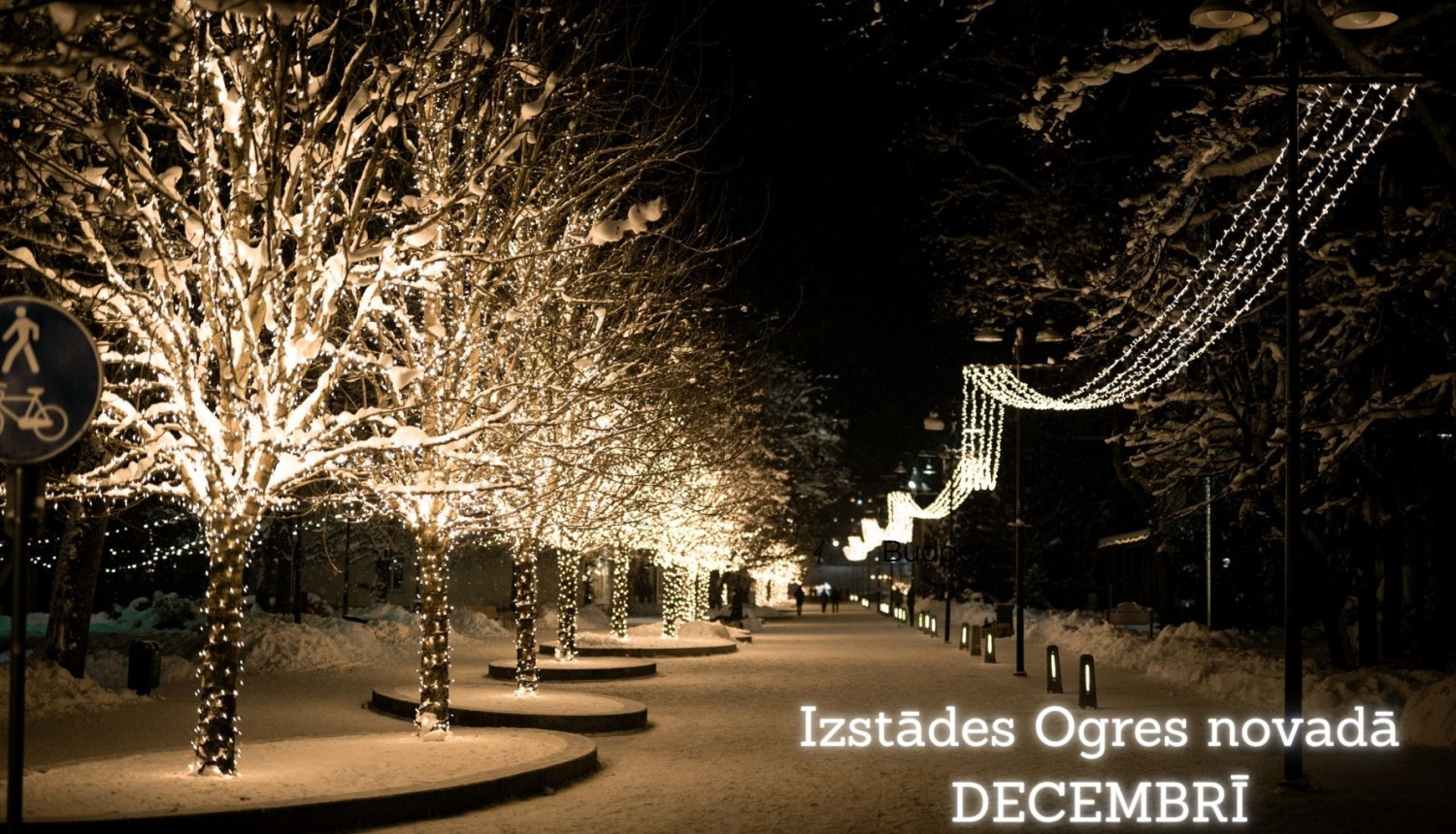 Attēls ar gājēju ielas Ziemassvētku apgaismojuma rotājumiem ziemā sniegā