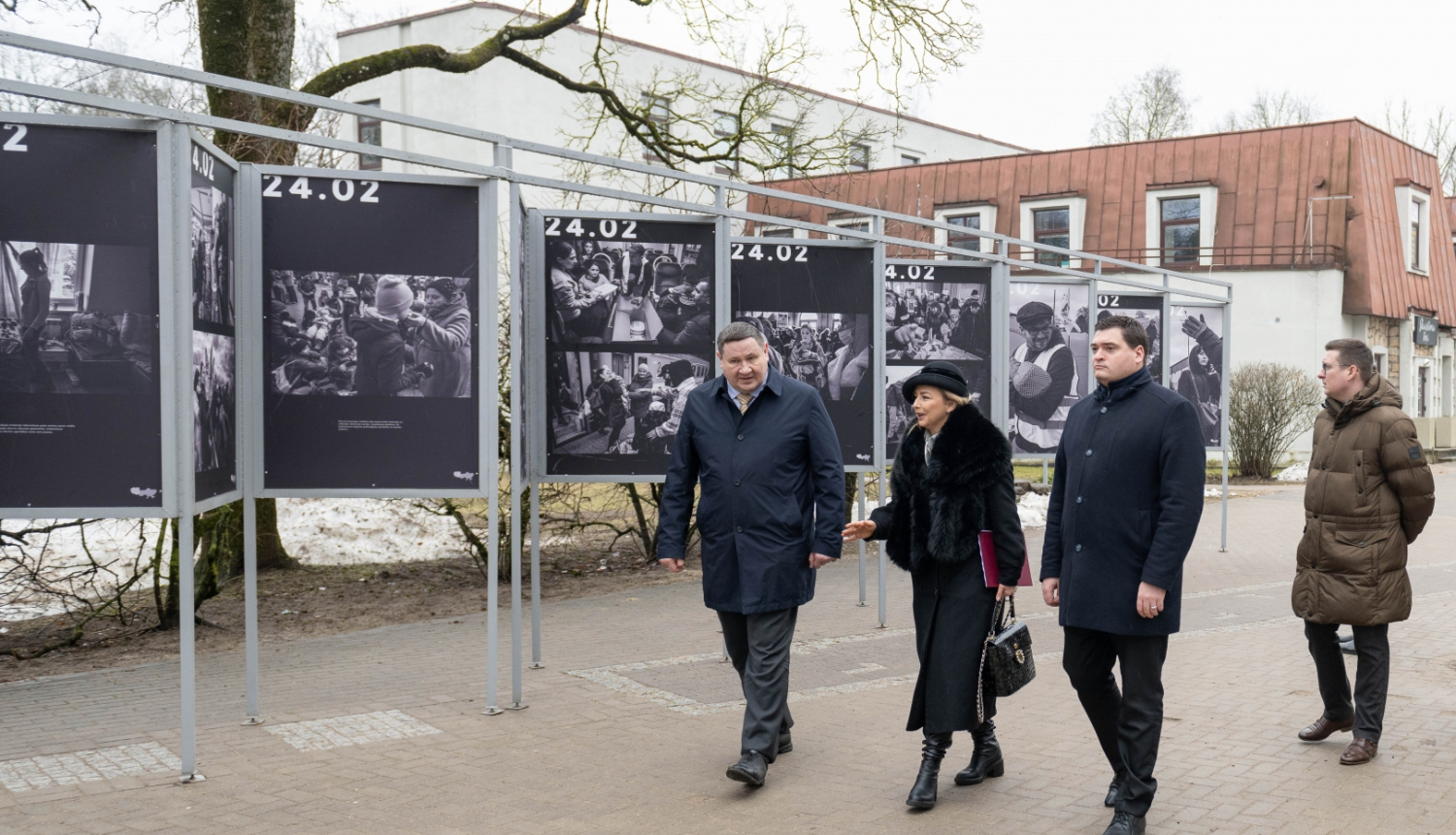 Egils Helmanis, Monika Mihališina un Edvards Ratnieks iepazīstas ar izstādi "24.02"