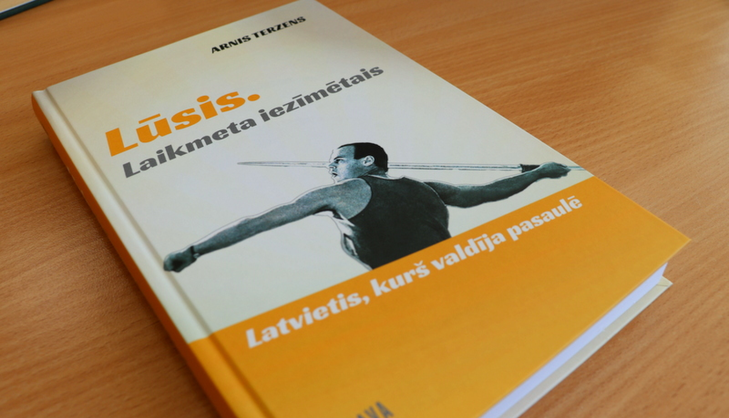 Ogrē prezentēs grāmatu par šķēpmetēju Jāni Lūsi