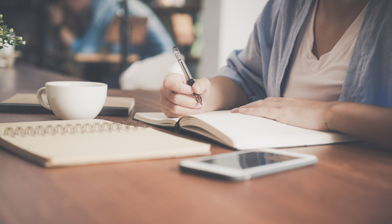 Jauniete veic mācību pierakstus