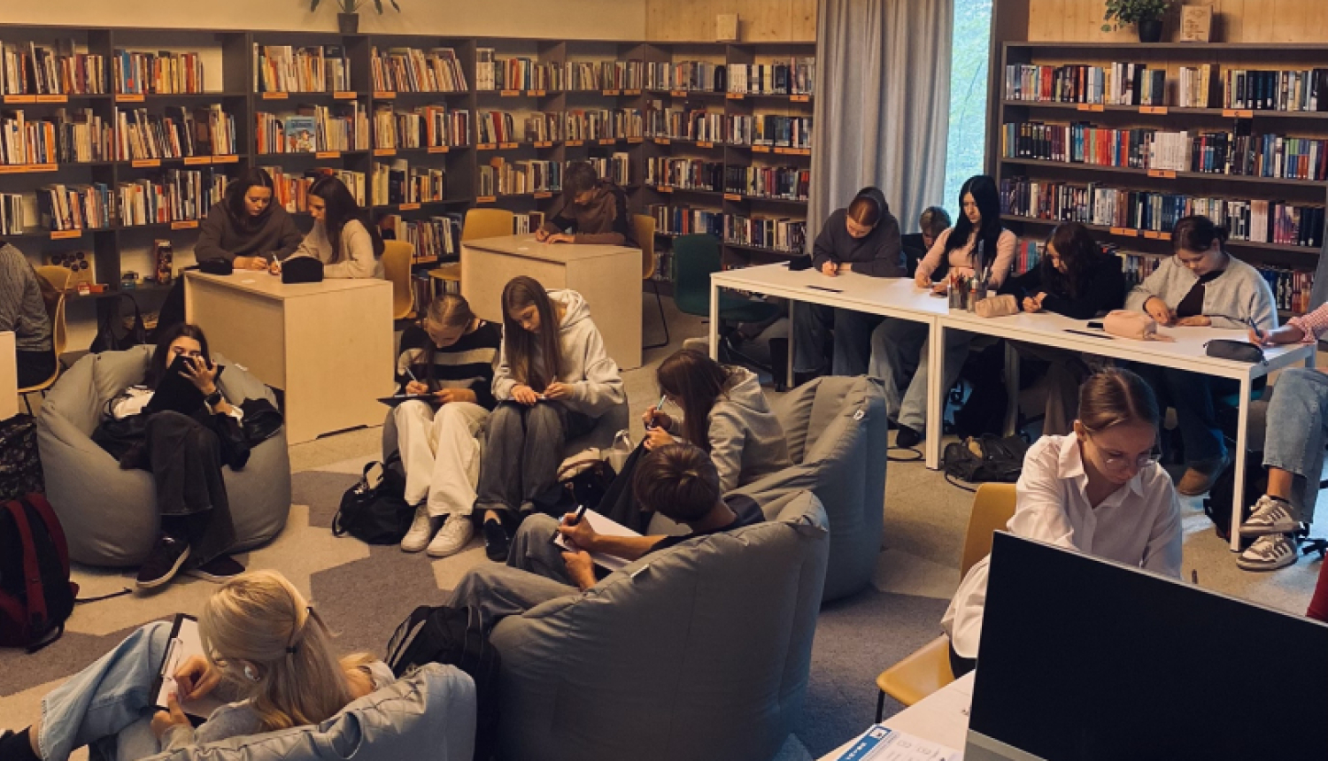 Ogres Centrālā bibliotēka realizē projektu par jauniešu iesaisti grāmatniecībā -jaunieši bibliotēkā darbojas