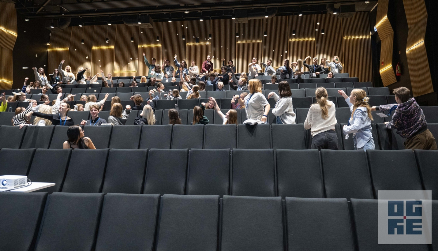 Foruma dalībnieki gaisā palaiž papīra lidmašīnas