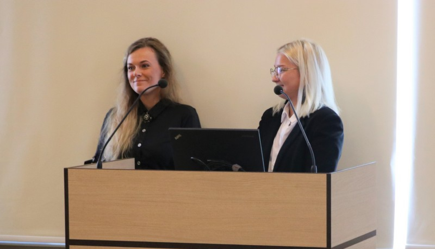 Jauniešu dome iepazīstina deputātus ar jauno logo