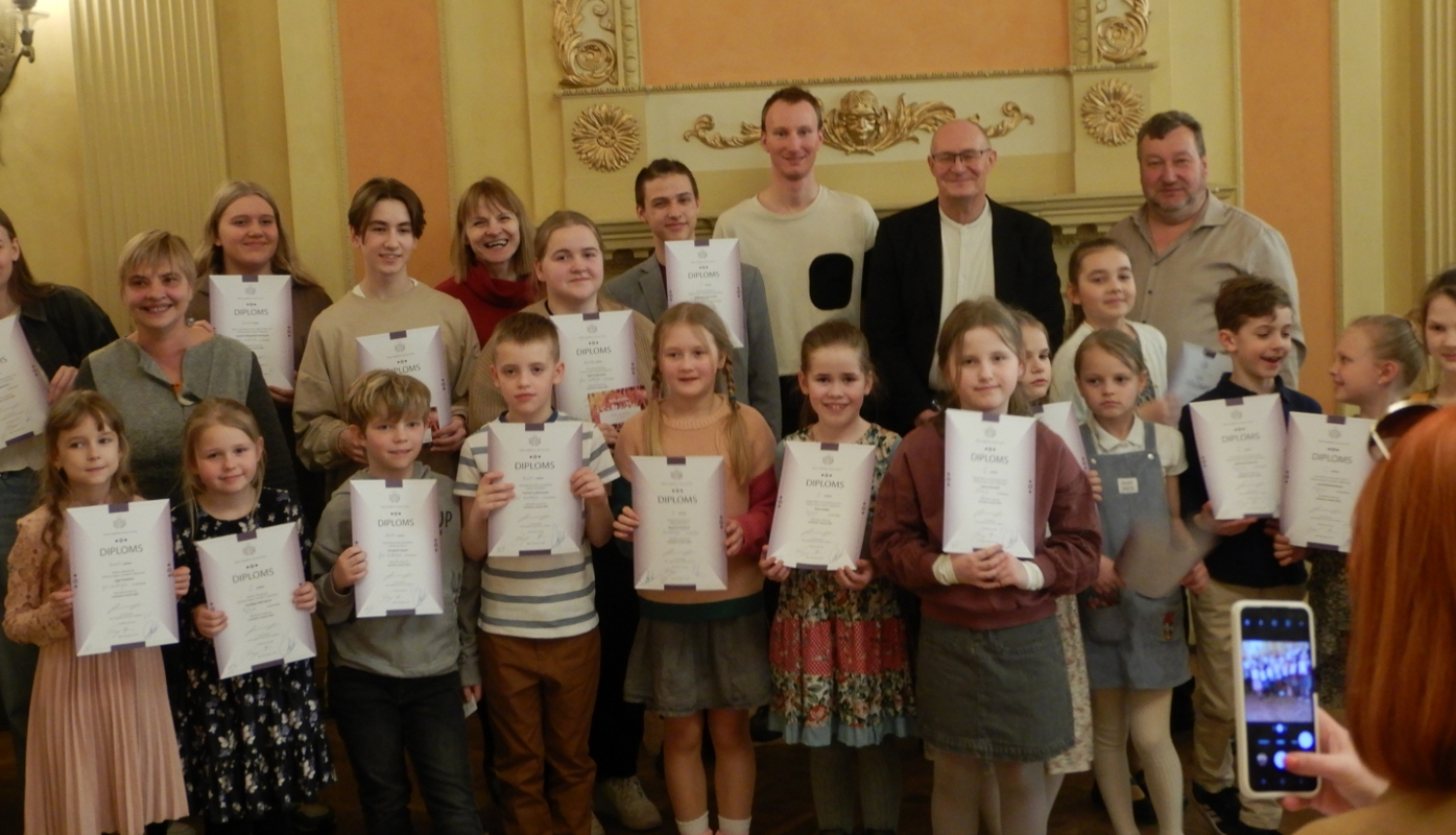 Bērni ar diplomiem stāstnieku konkursā Anekdošu virpulis 2024