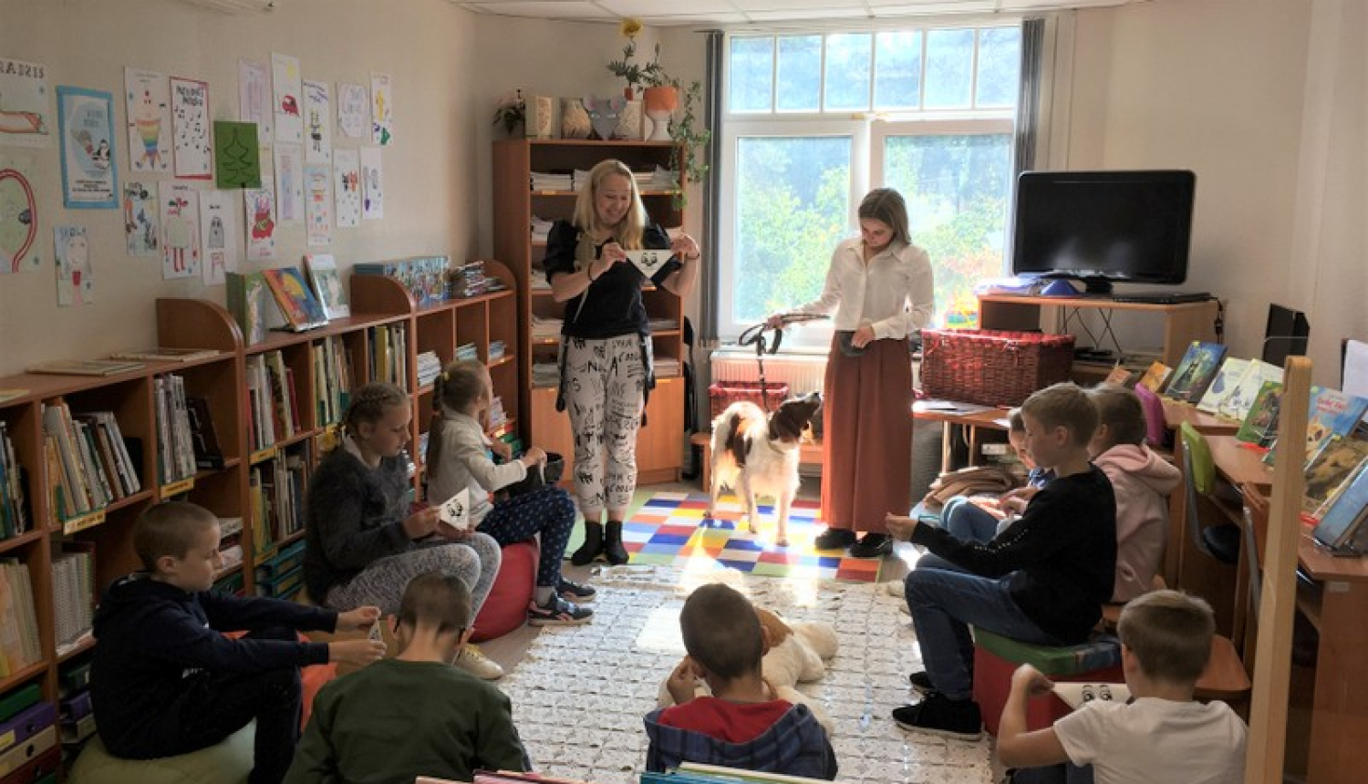 Ogres Centrālajā bibliotēkā sākušās kanisterapijas nodarbības bērniem