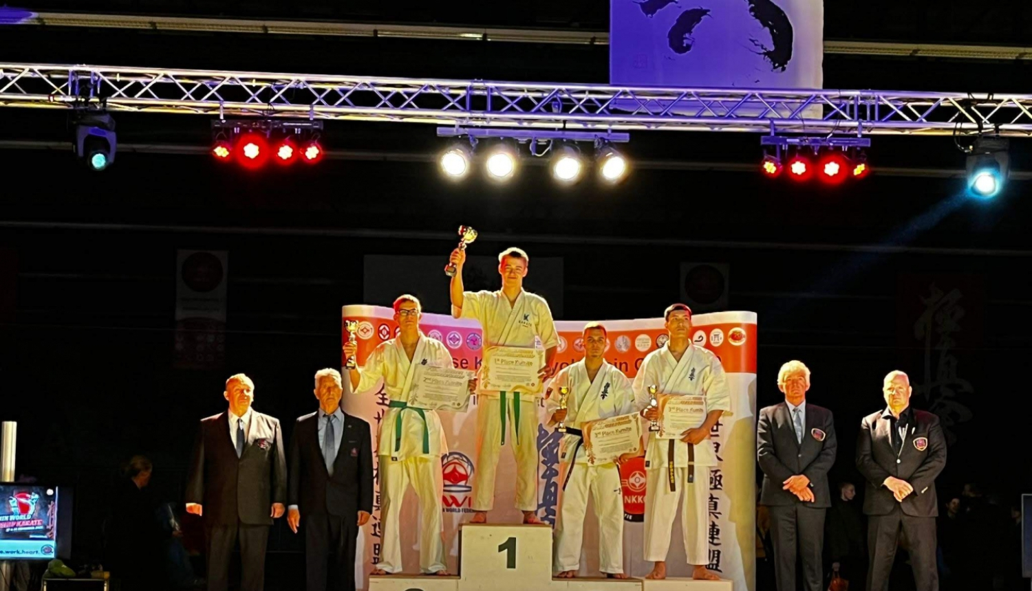 Rauda uz pjedestāla pēc karatē sacensībām 11.2023.