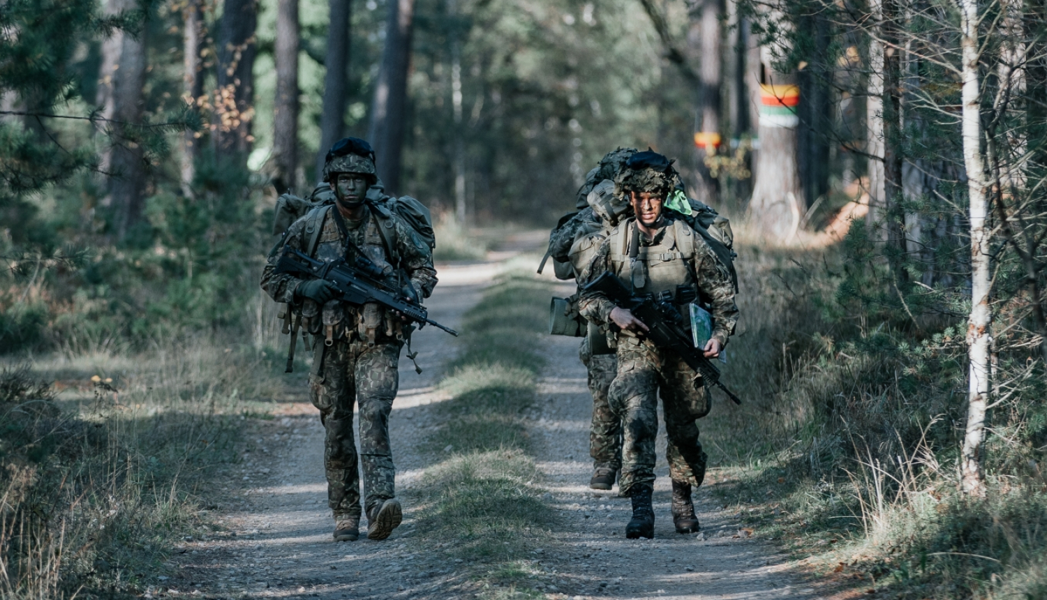 NBS Karavīri apmācībās uz meža ceļa