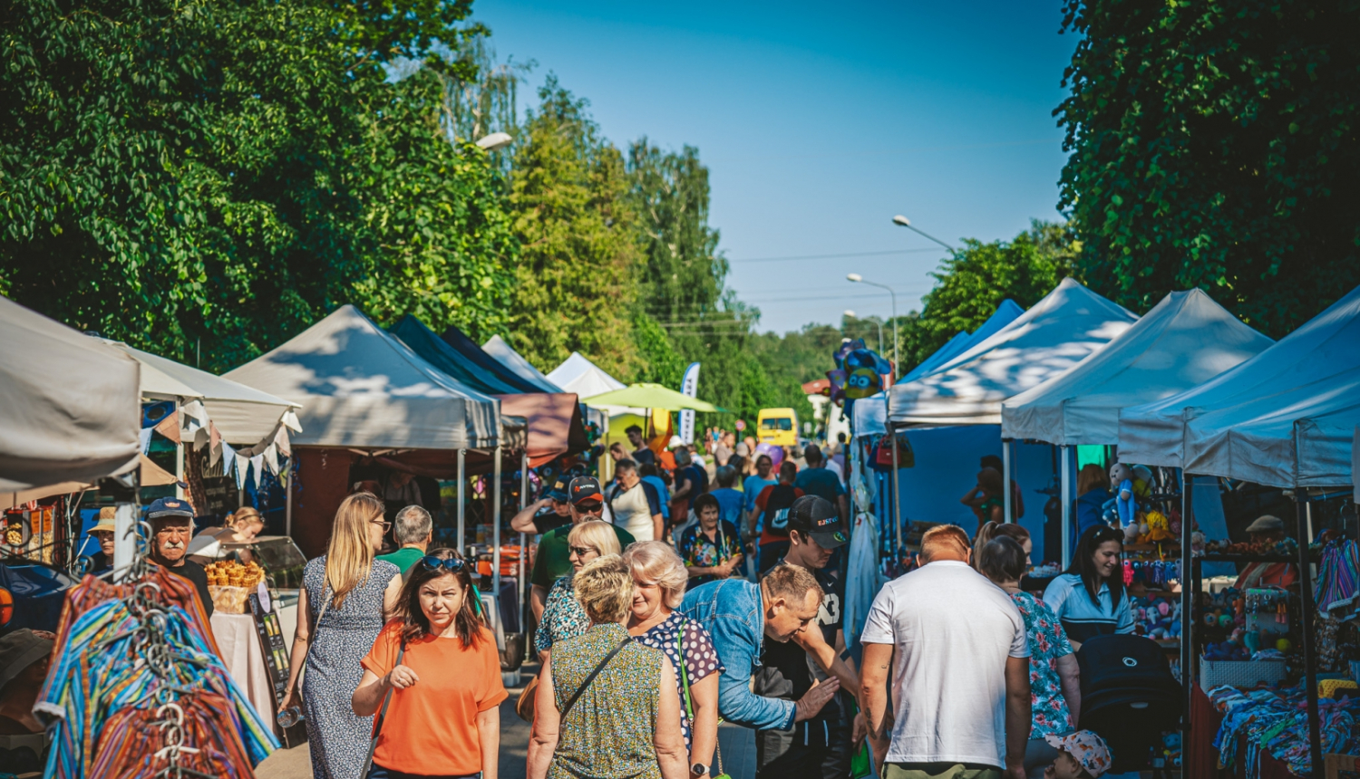 Cilvēki gadatirgū Ķegumā 25.05.2024.