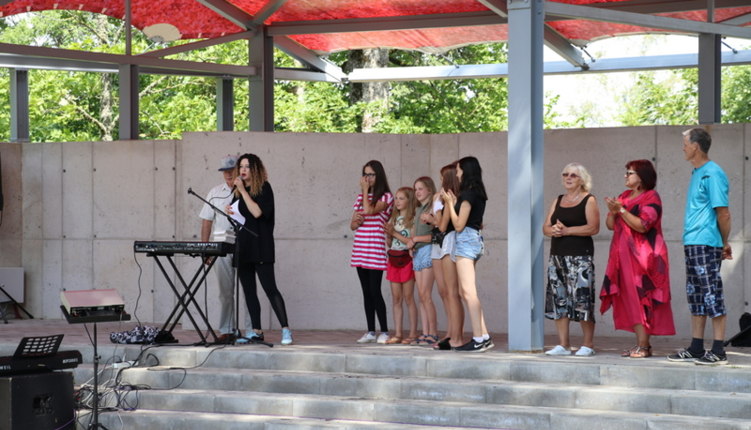 Nometnē Ķeipenē tiekas bērni un seniori