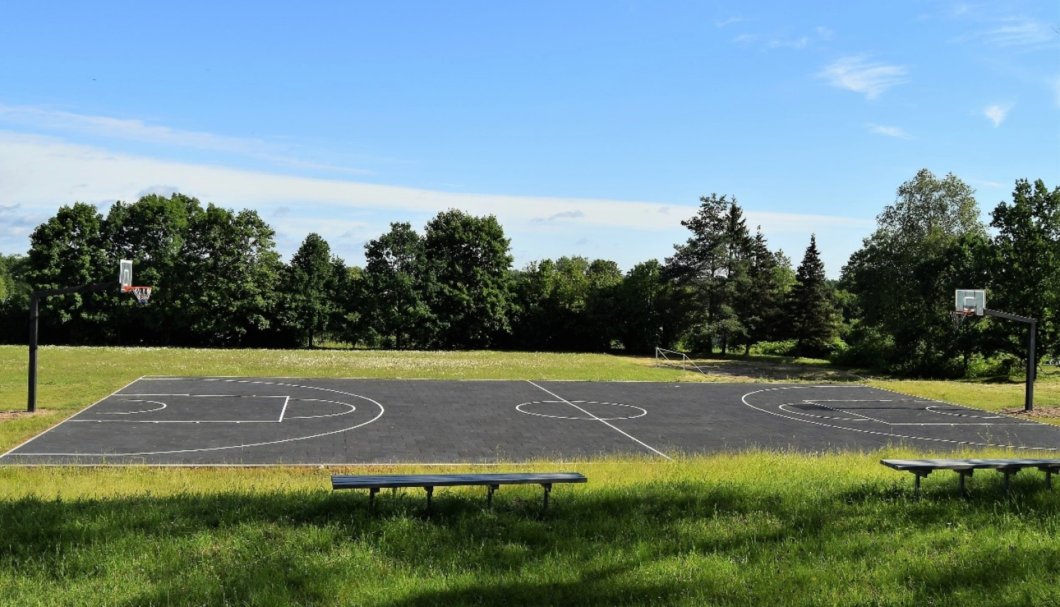 Ķeipenes pamatskolā atjaunots basketbola un aktīvās atpūtas laukums