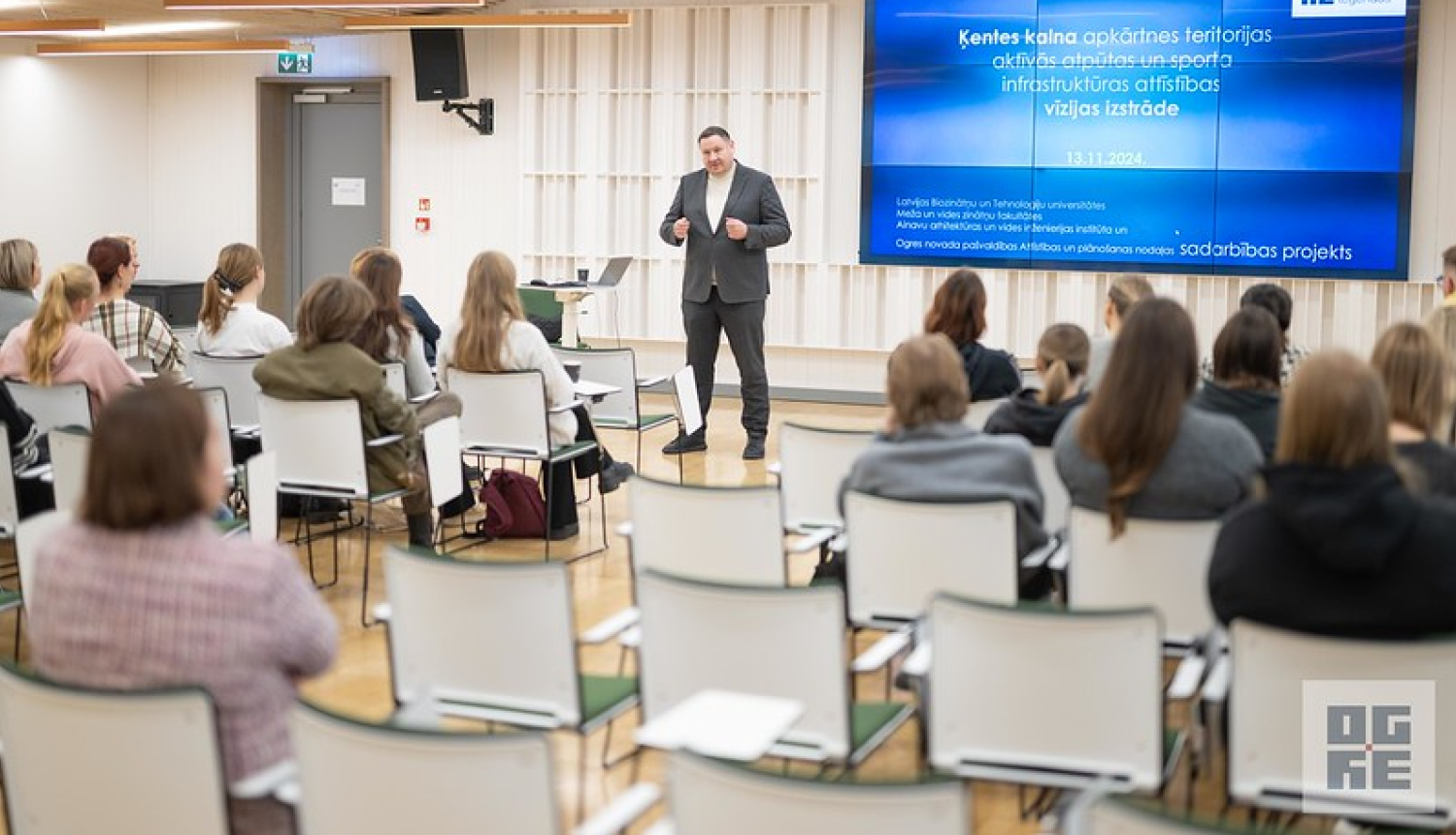 Egils Helmanis saka uzrunu Latvijas Biozinātņu un tehnikas universitātes studentiem, kuri gatavojas izstrādāt attīstības vīziju Ķentes kalnam.