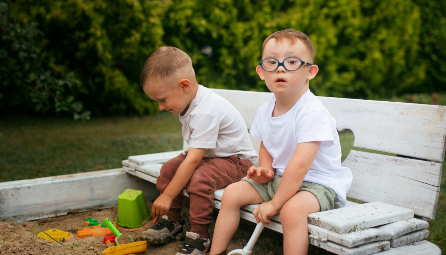 Bērni smilšu kastē