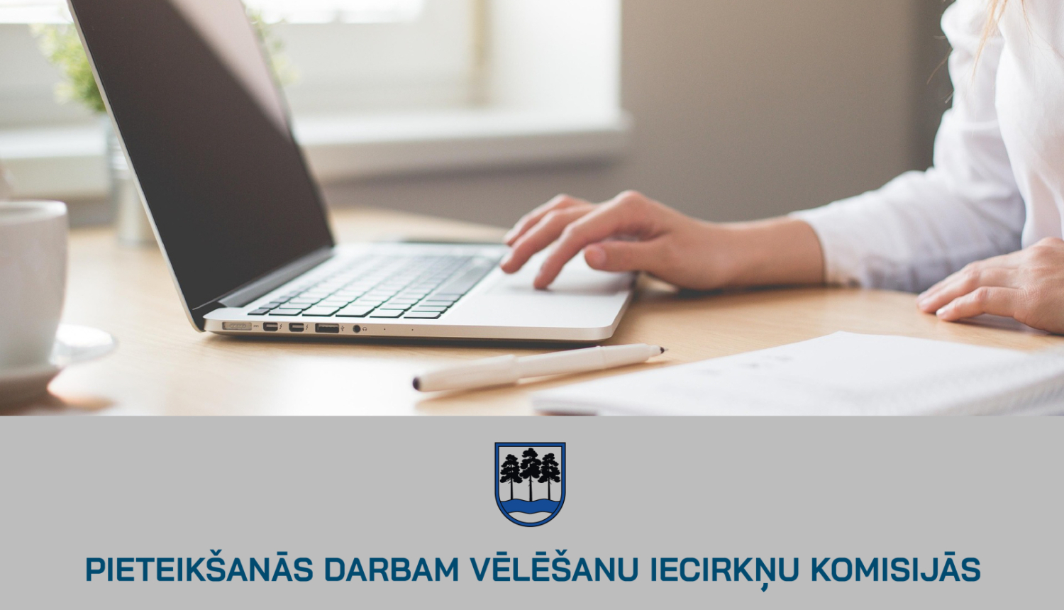Aicinājums pieteikt kandidātus darbam vēlēšanu iecirkņu komisijās. Atvērts dators, sievietes rokas, pierakstu klade un pildspalva.