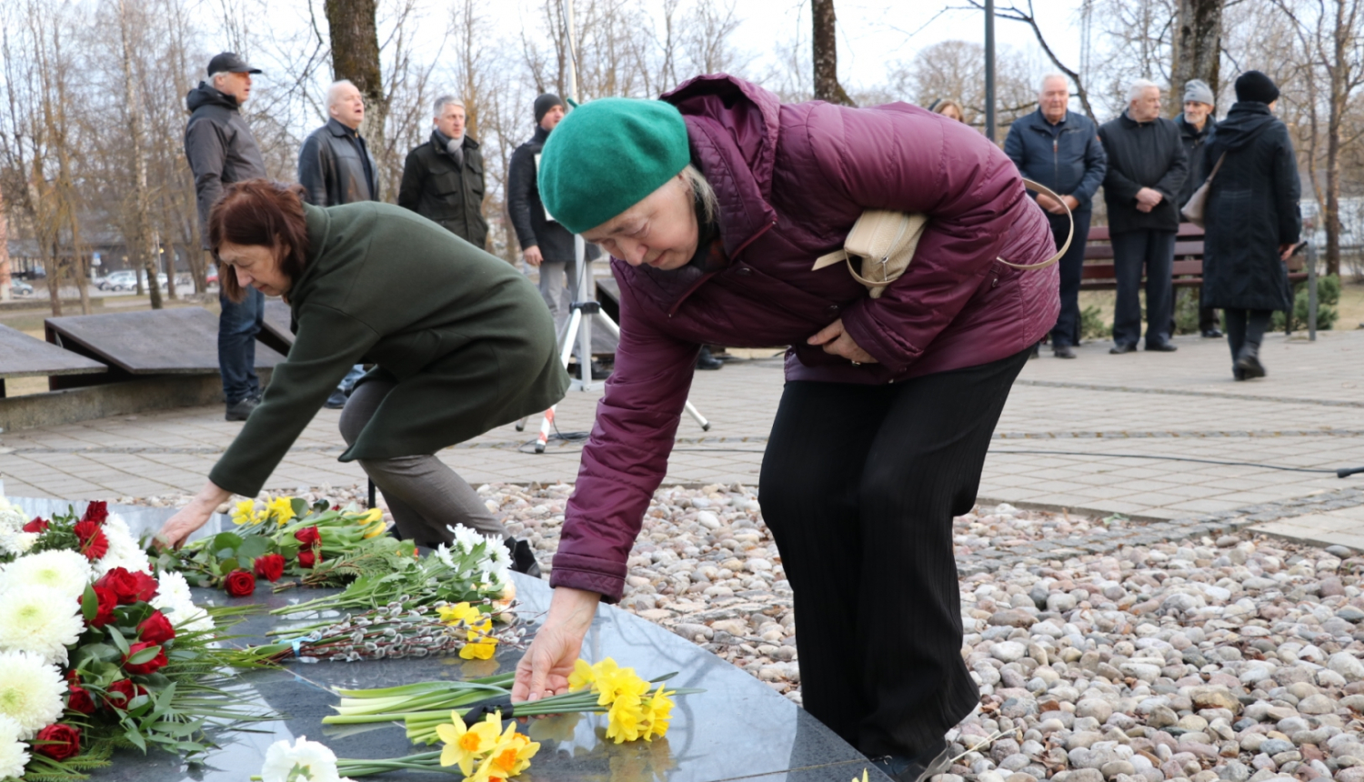 Ogres novadā piemin komunistiskā genocīda upurus  14