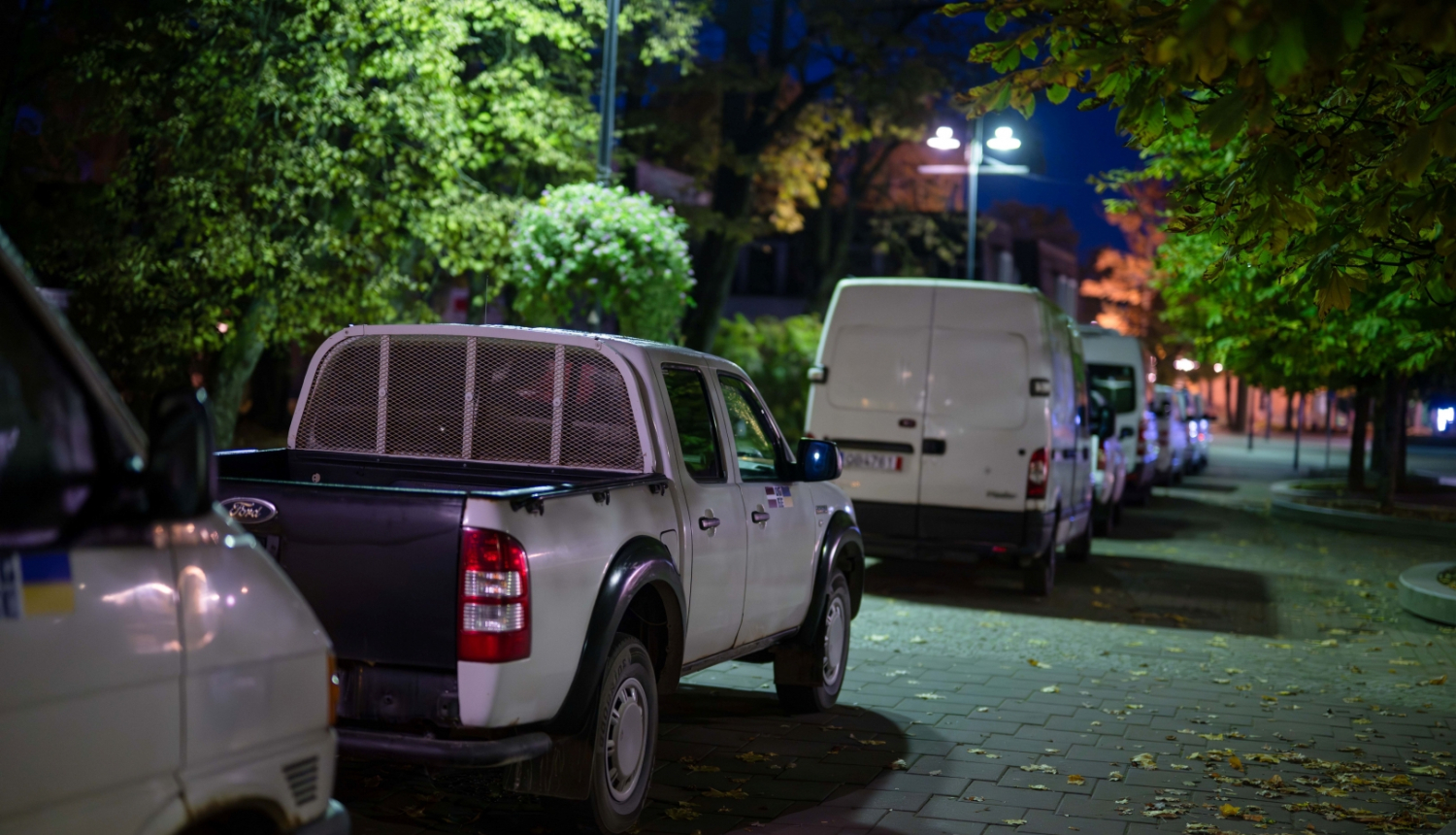 Ziedoto automašīnu rinda agri no rīta uz Brīvības ielas gājēju posma sastājušās, lai dotos uz Ukrainu un tiktu nodotas ukraiņu karavīriem