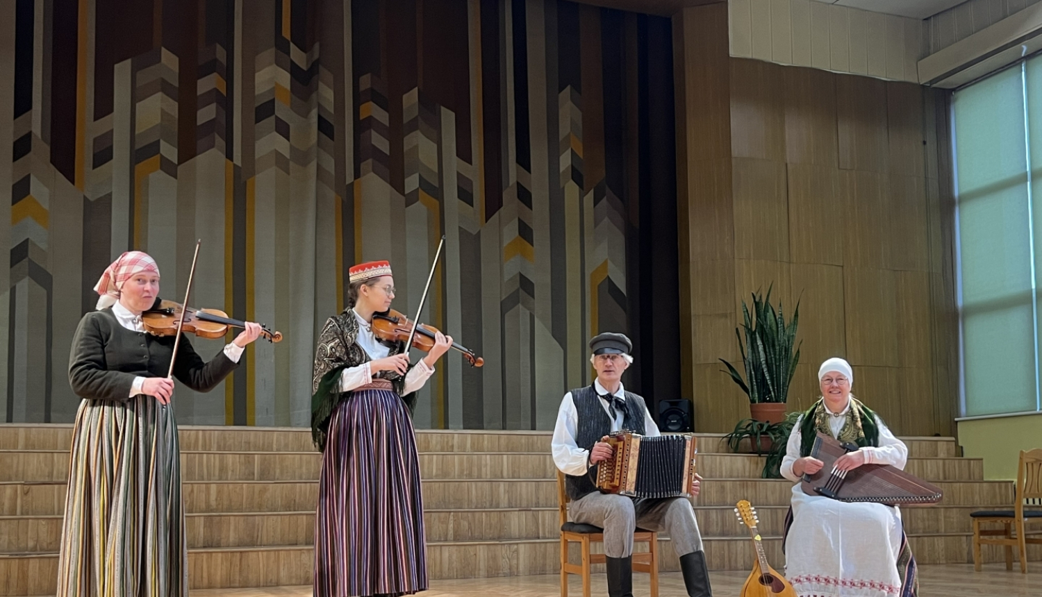 Krapes folkloras kopa piedalās ikgadējā skatē