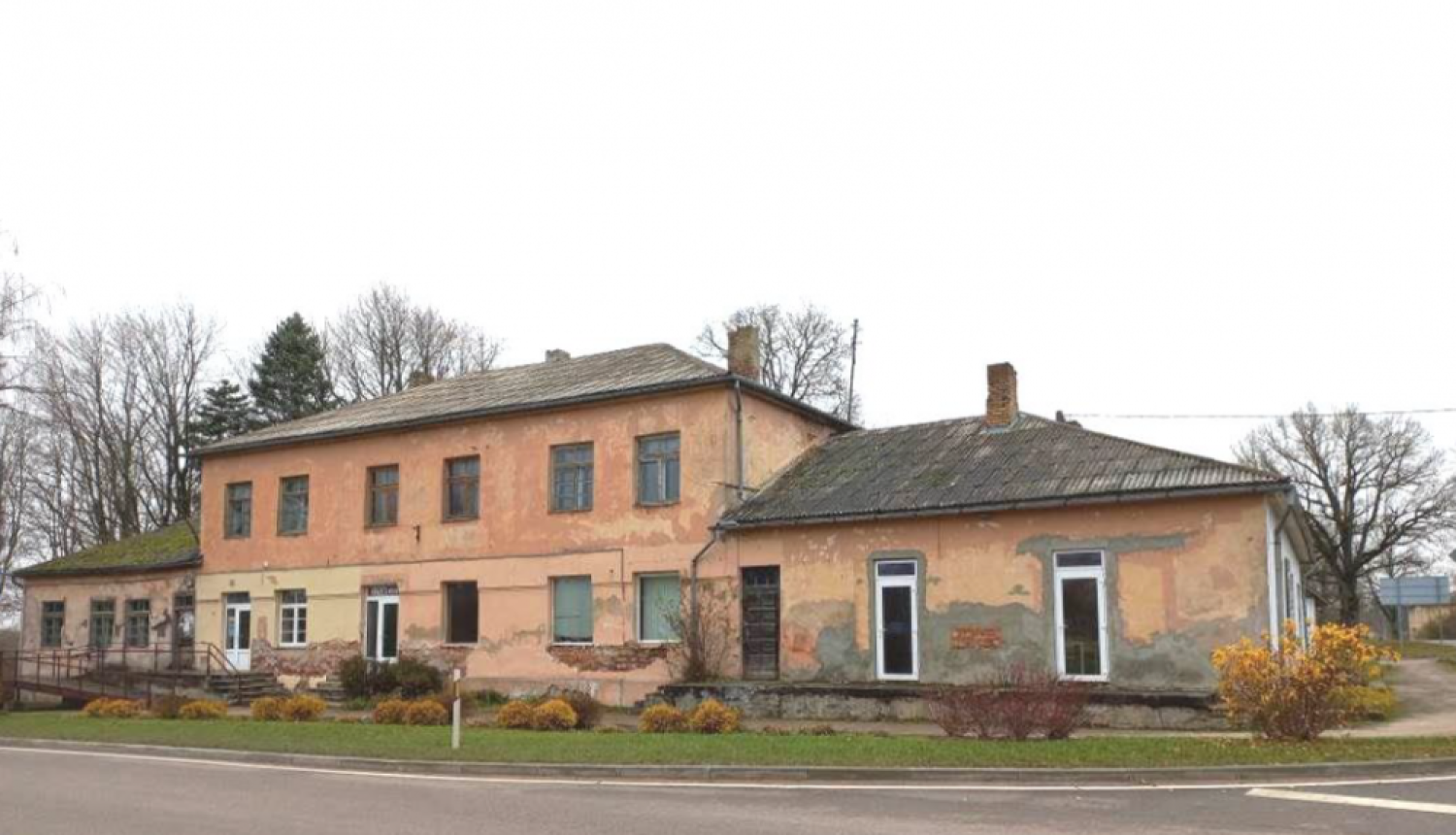 Divstāvu ēka lašu kŗāsā, Ķeipenē