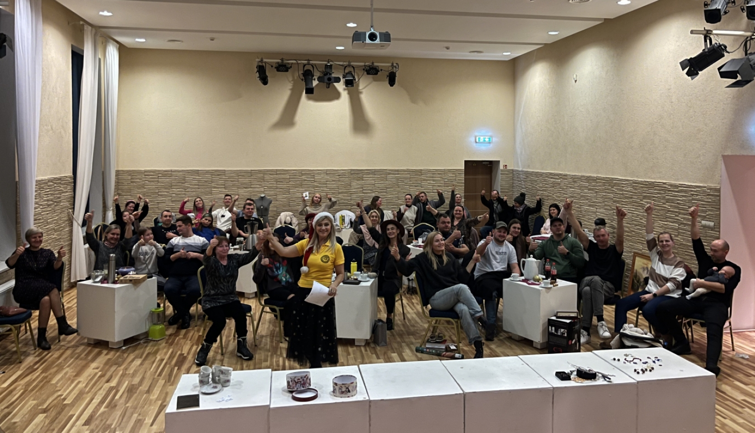 Lielā Ziemassvētku labdarības izsole Ķeguma Tautas nama zālē pulcē lielu skaitu atbalstītāju