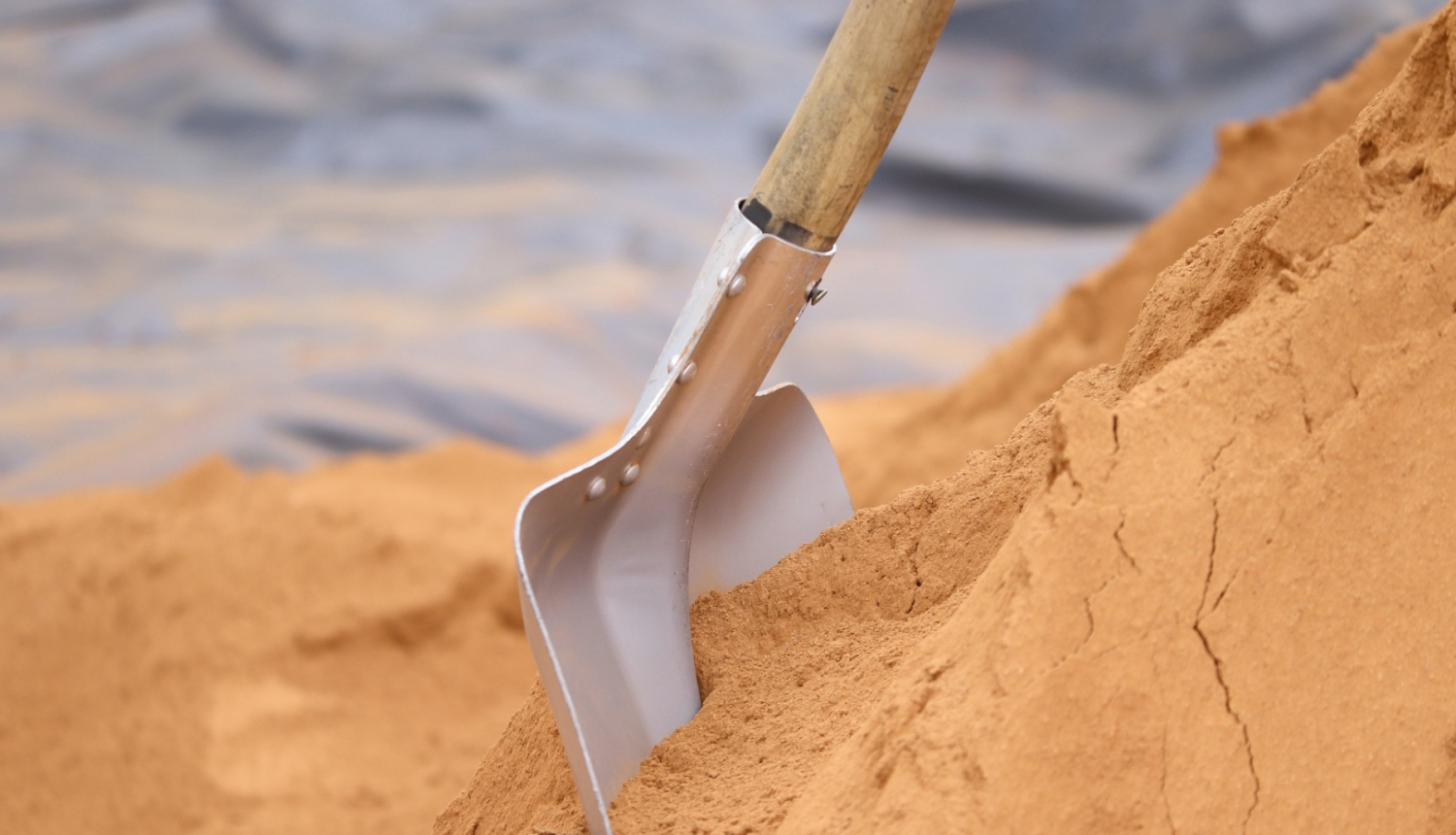 Smiltīs iedurta lāpsta