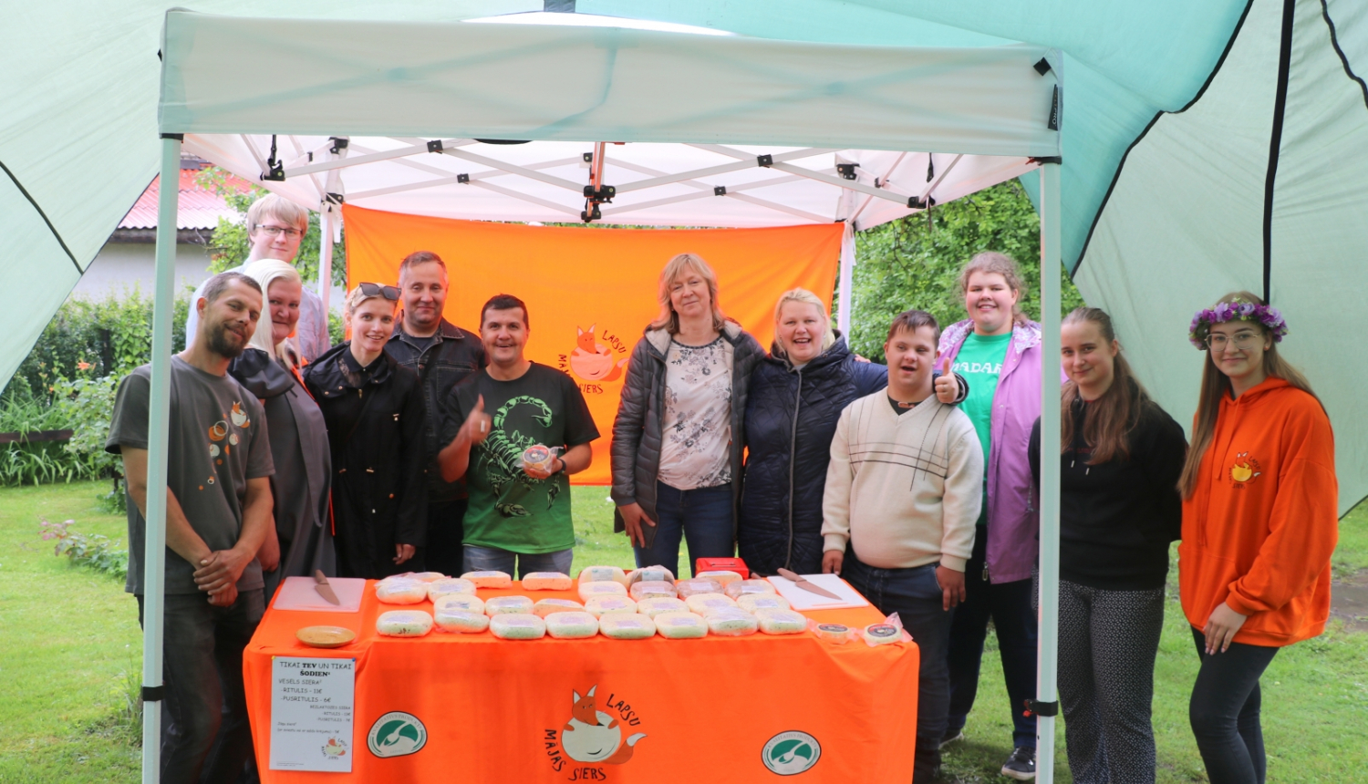 Sociāla uzņēmēja pie Zelta liepas darbinieki degustē ražotāja Lapsas mājas sieru 19.06.2024.