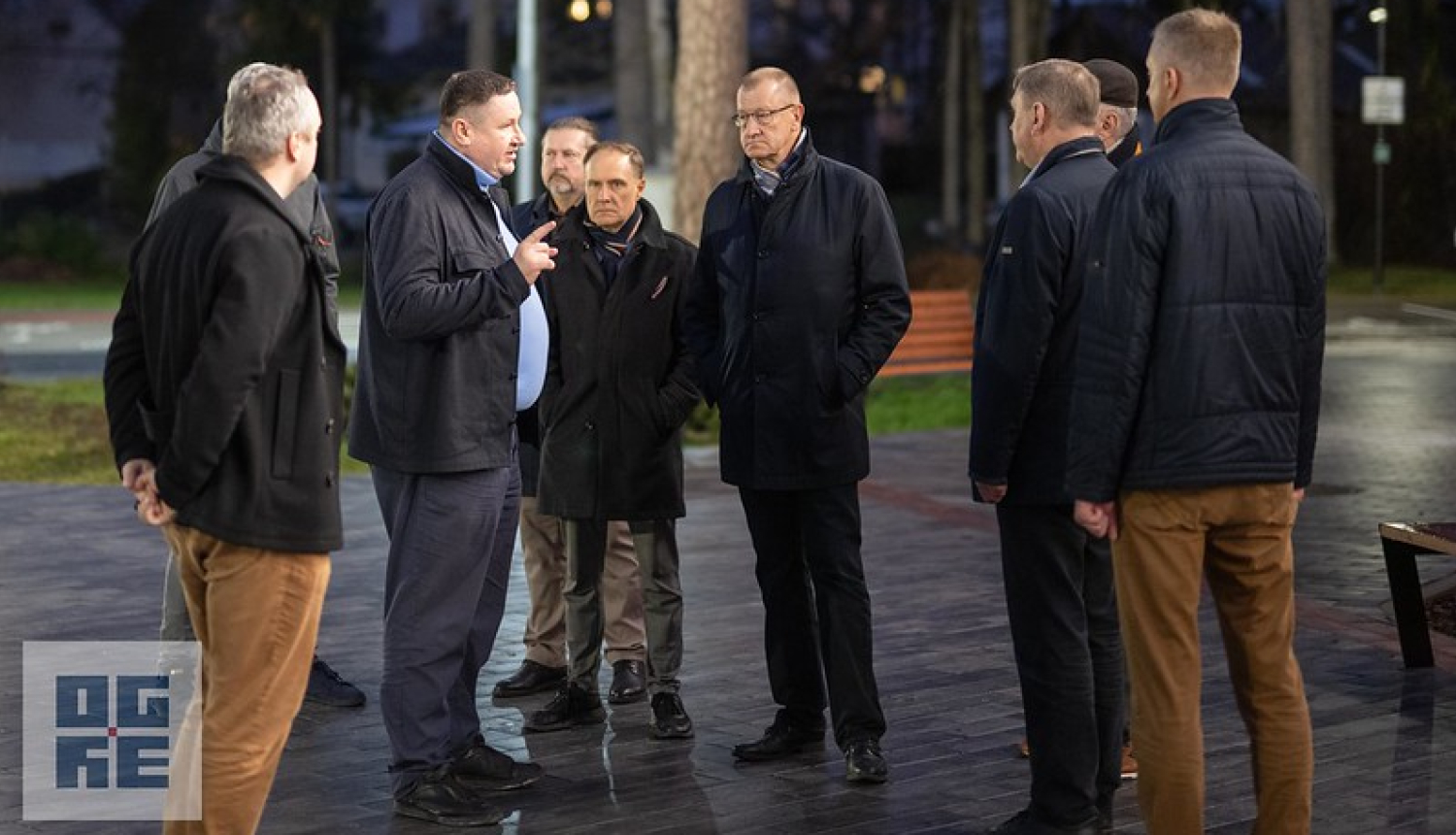 Latvijas Finiera delegācija un Ogres novada pašvaldības domes priekšsēdētājs Egils Helmanis vizītes laikā pie Ogres Valsts ģimnāzijas.