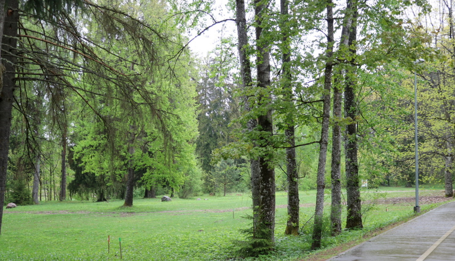 Jāņa Čakstes prospektā 1 tiek izbūvēts bērnu rotaļu laukums