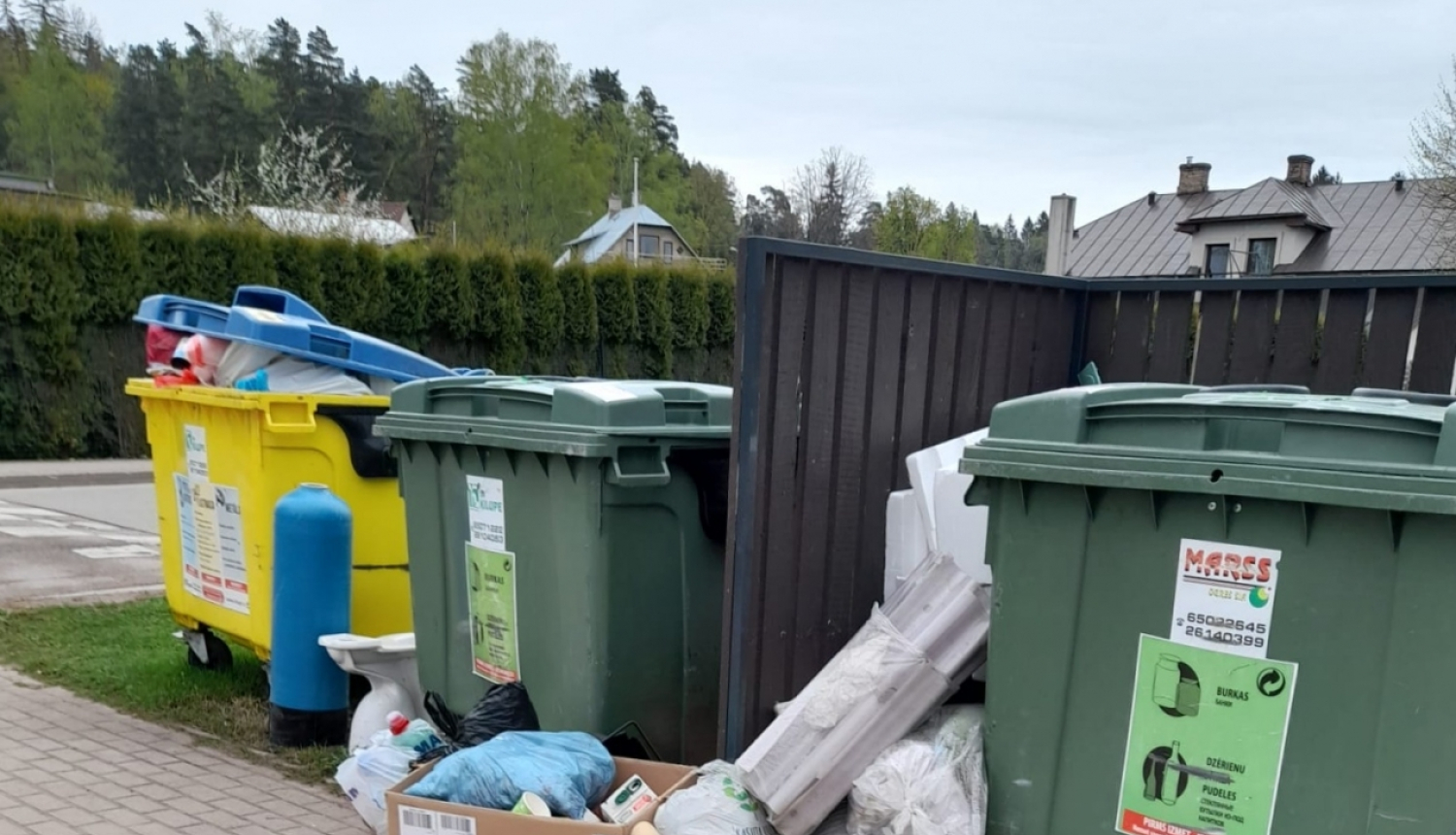 Lielgabarīta atkritumi pie konteineriem 26.04.2023.