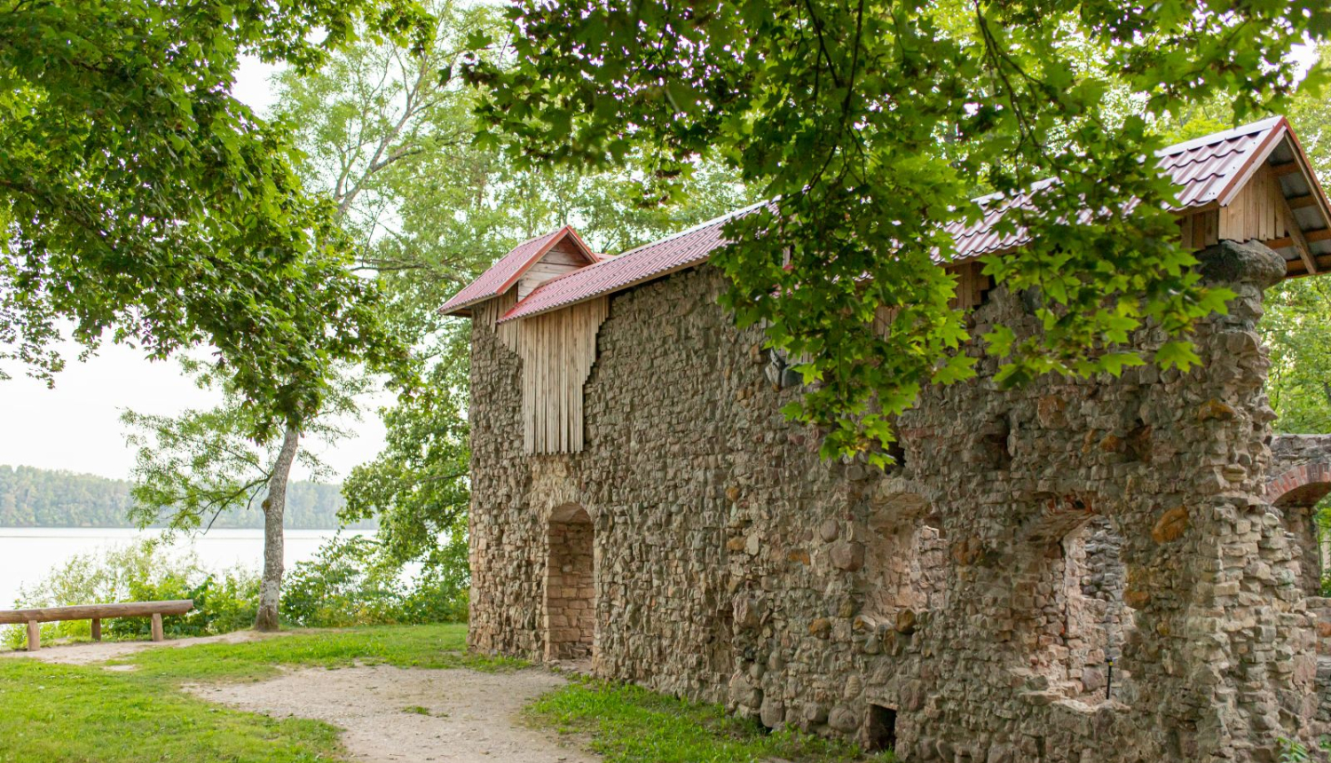 Lielvārdes parks, pilsrupas