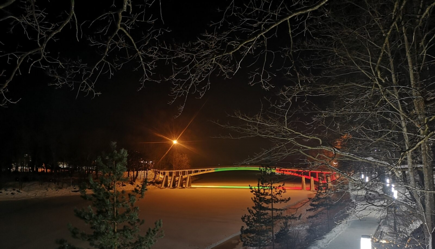 Loka tilts Ogrē Lietuvas karoga krāsās