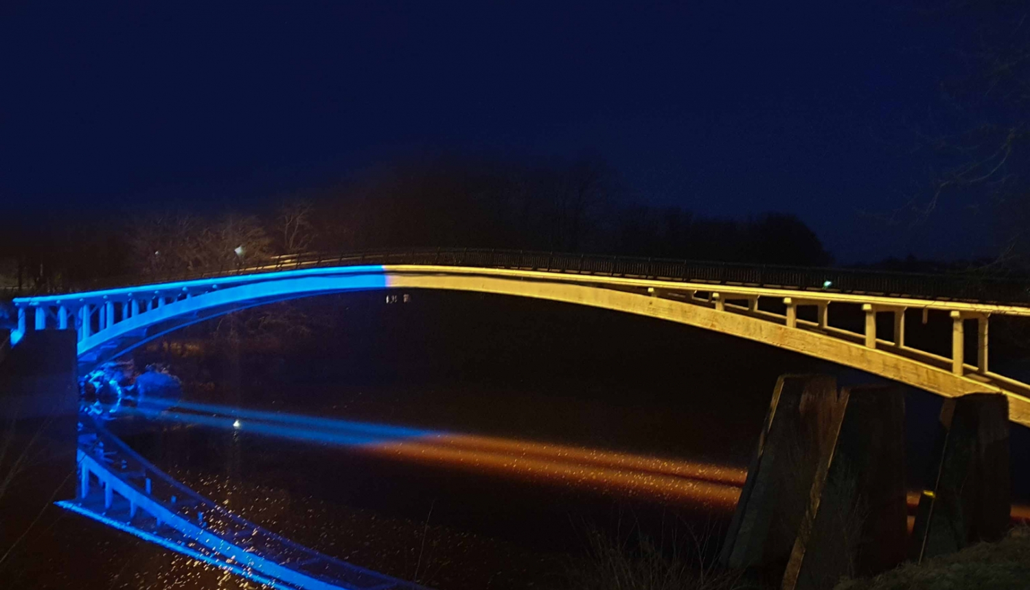 Ogres arkveida tilts Ukrainas karoga krāsās