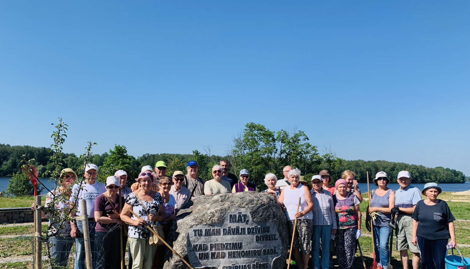 Politiski represētie, turpinot tradīciju, talko Likteņdārzā