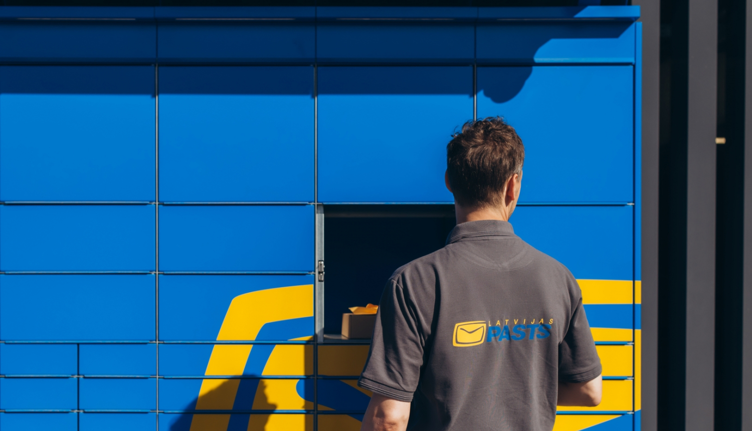 Darbinieks pie Latvijas pasta pakomāta