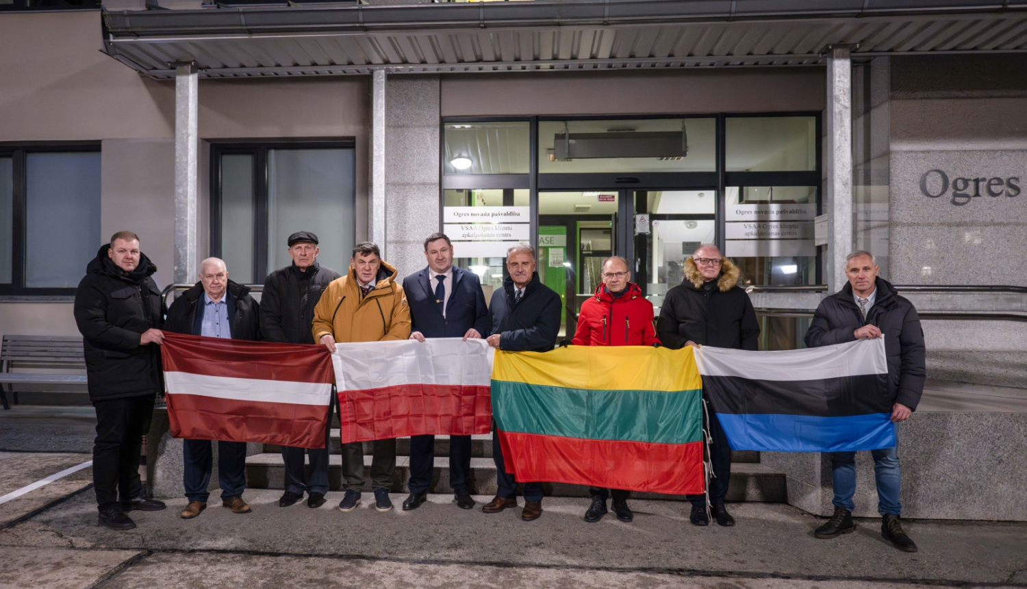 Politiski represēto personu pārstāvju no Baltijas valstīm un Polijas  un E. Helmaņa kopbilde ar visu valstu karogiem