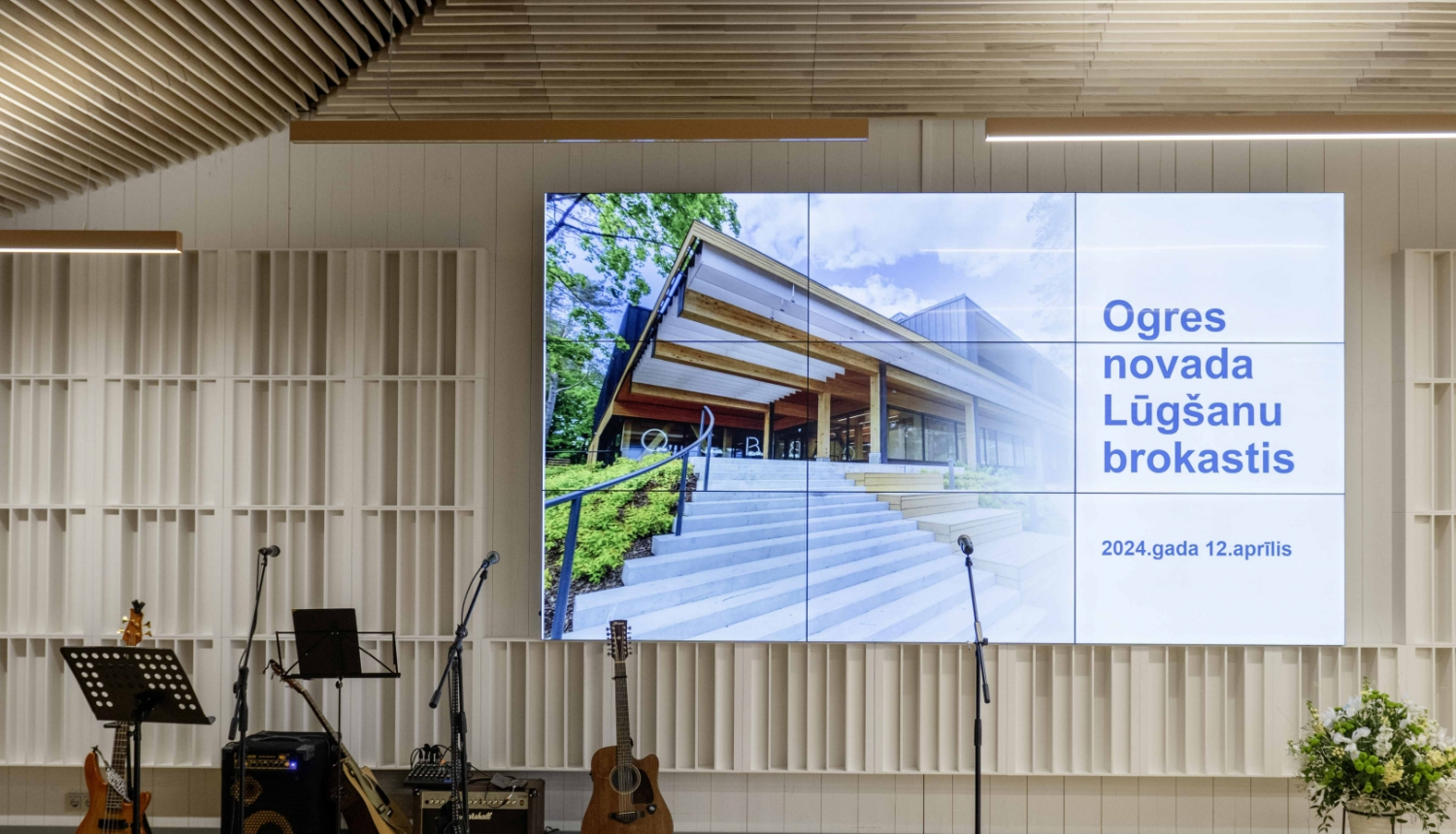 Ogres Centrālās bibliotēkas konferenču zāle ar Lūgšanu brokastu prezentāciju uz ekrāna