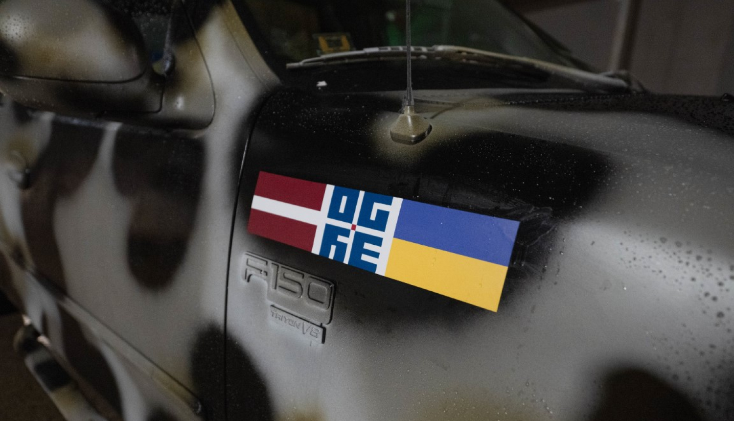 Latvijas un Ukrainas karogs uzzīmēts uz auto