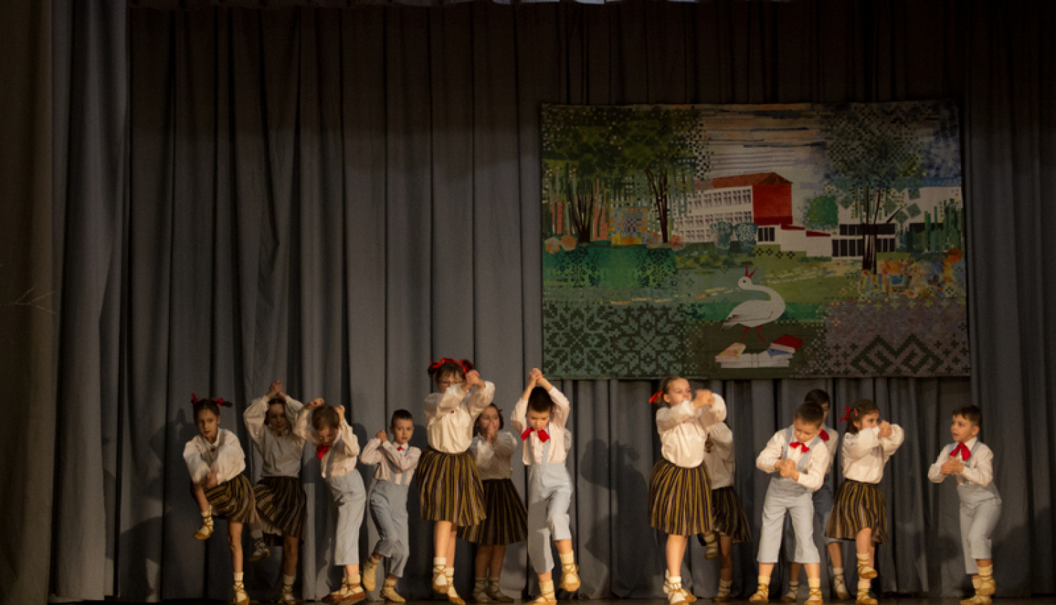 Deju kolektīvi tiekas Madlienas vidusskolā