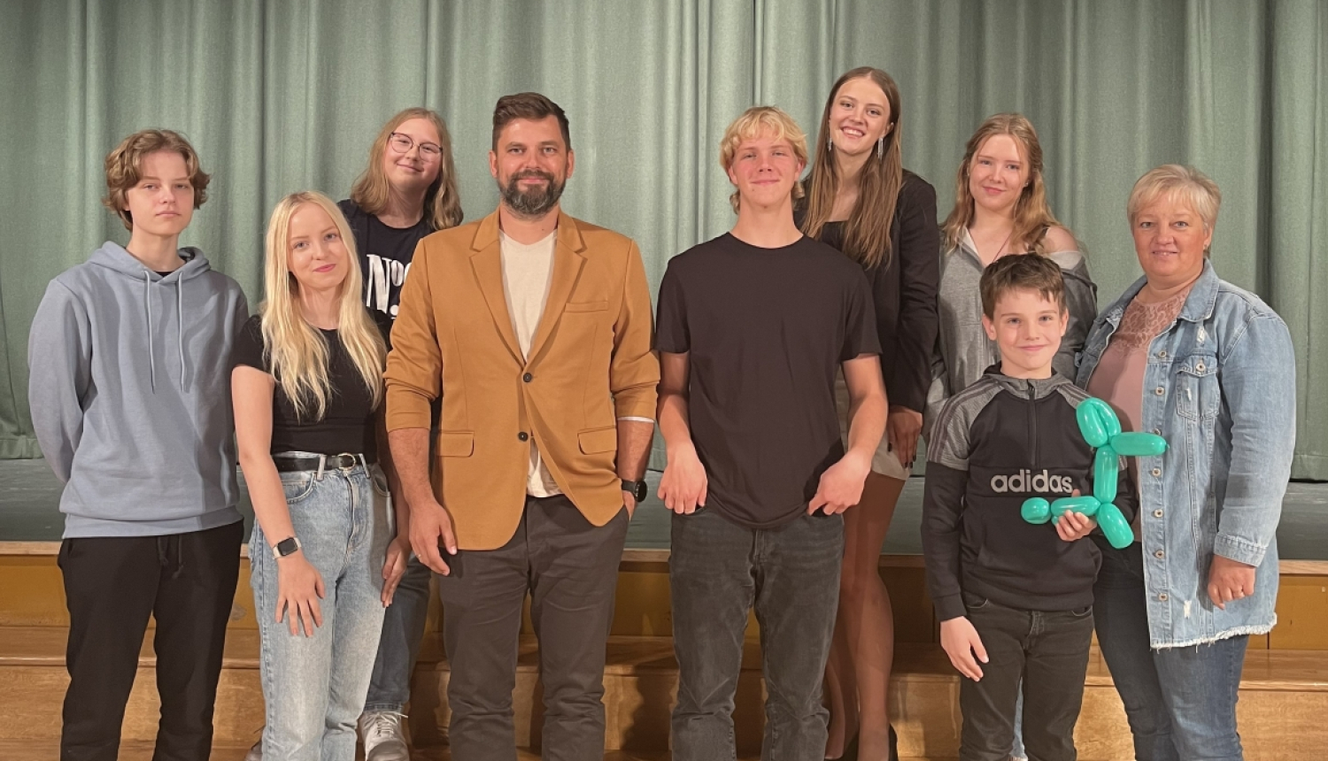 Madlienas jaunieši iepazīst teātra un izklaides nozari