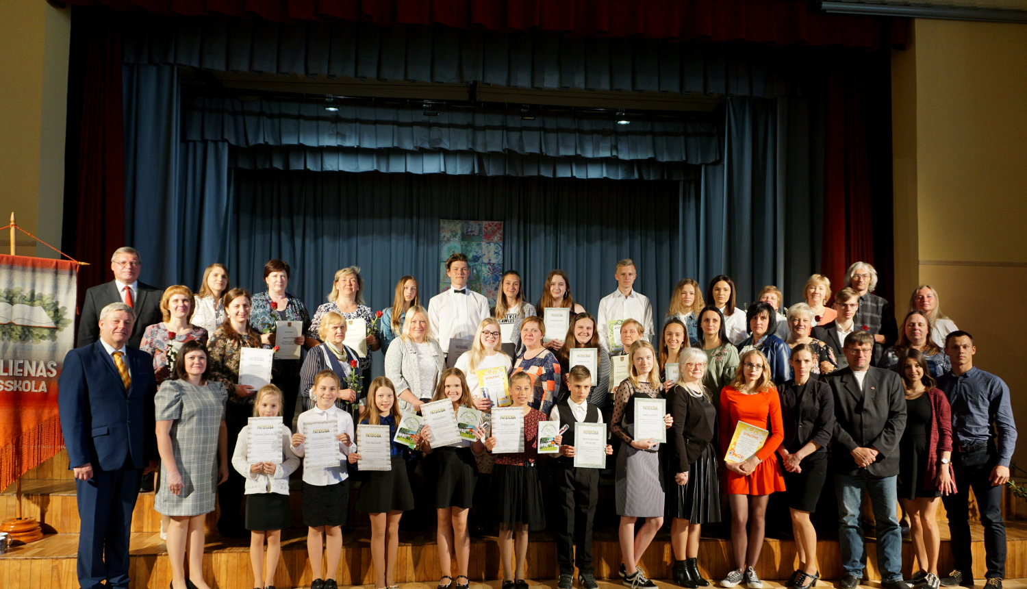 Madlienas vidusskolā sveic olimpiāžu, konkursu un sporta sacensību uzvarētājus