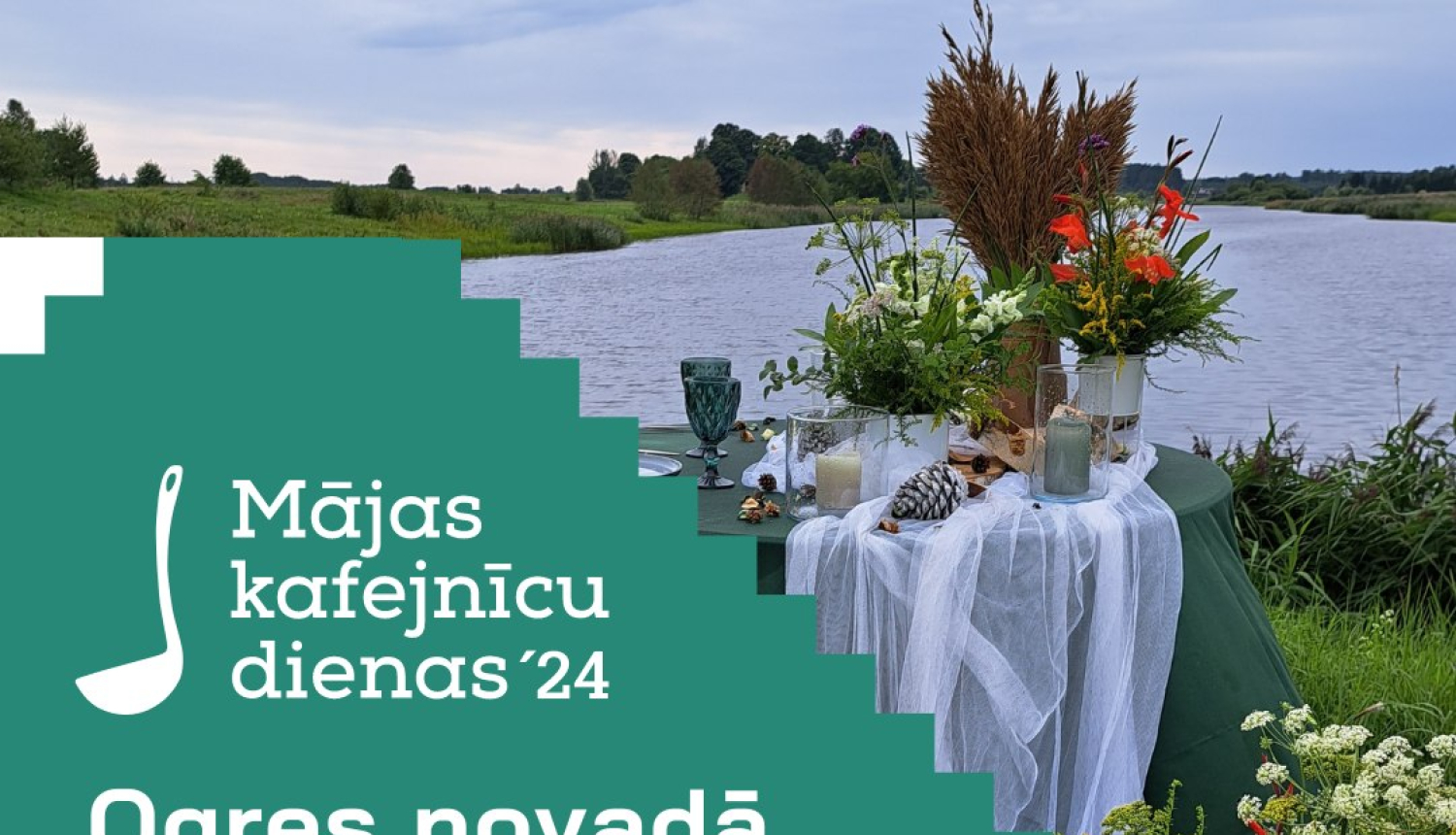 Mājas kafejnīcu dienas Ogres novadā, uz galda stāv ziedi vāzē